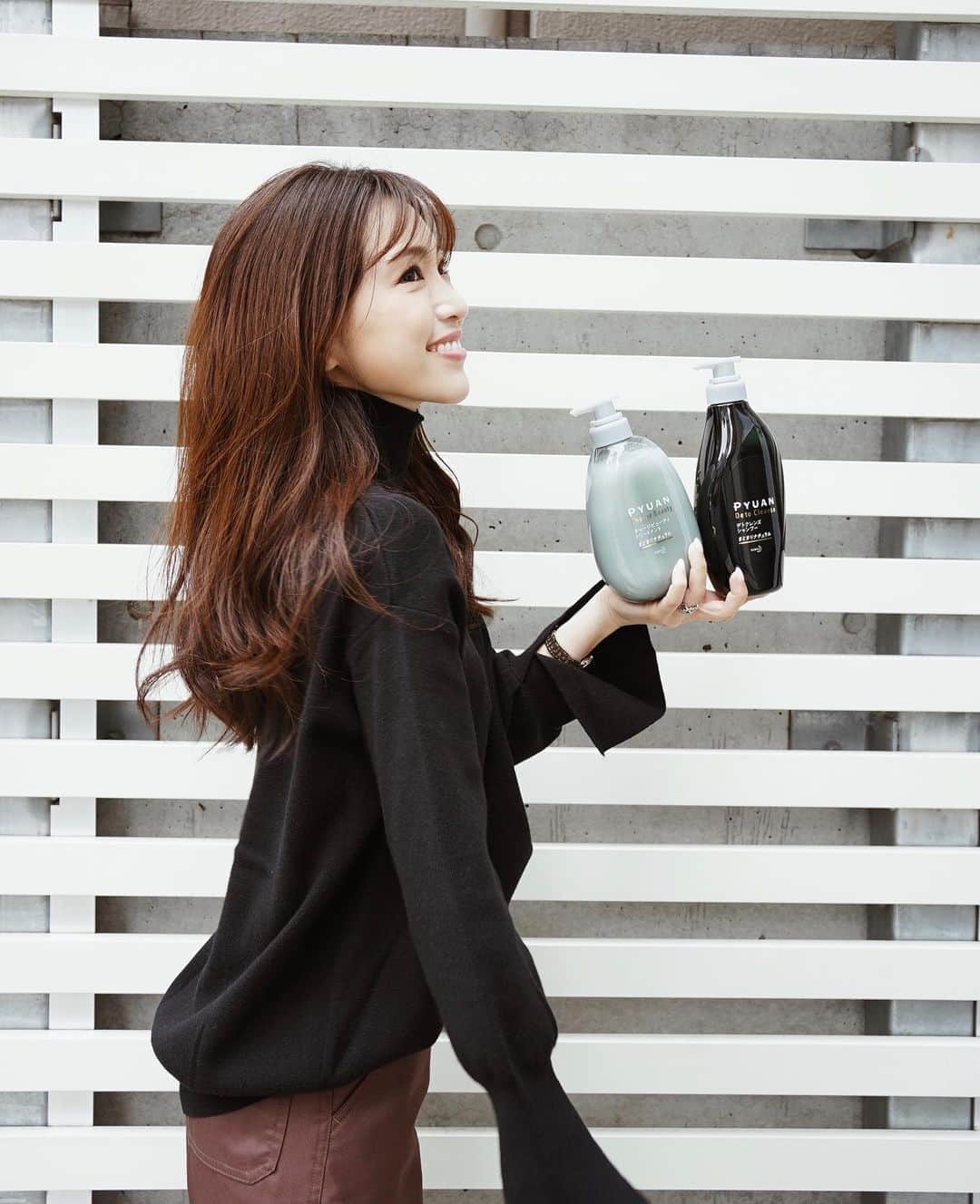 のインスタグラム：「﻿ ﻿ "10/24に花王さんより新発売されるシャンプー＆トリートメント【PYUAN】の新製品紹介会に参加し、一足先に使用させてもらっています♡♡﻿ ﻿ 『根元はべたつくのに毛先はパサつく』なんて悩みはありませんか？﻿ そんな方は、混合肌ならぬ “混合頭髪” かもしれないとのこと👻﻿ ﻿ PYUANはそんな相反するベタパサ悩みを同時に抱える頭皮状態のための新発想シャンプー＆トリートメント！﻿ ﻿ 使うと、きめ細かく弾力のあるモチモチ泡で、ヘアケア剤をつけていても泡立ちがすごく良いの✨﻿ 泡を流している時からいつもと違う感じがして、乾かすと、根元はさらっと軽く、毛先はしっとり潤いとてもまとまりの良い髪に、使用1日目からビックリしました🍃﻿ ﻿ 私が使っているのは『まとまりナチュラル(重たくなりすぎずナチュラルにまとまる髪に)』﻿ もう一つ、しっとり重ための『なめらかリッチ』もあります♡﻿ ﻿ 髪が多く、1本1本もしっかりしている私は、毛先までしっかり潤いつつ、このやわらかくサラッと軽く仕上がるのが本当に嬉しい🥺💕﻿ ﻿ PYUAN、是非是非使ってみてほしいです♩﻿ ﻿ ﻿ ﻿ @pyuan_official_jp﻿ #混合頭髪 #ピュアン #ベタパサをかるうる髪に #pyuan#pr #shampoo #treatment #シャンプー #トリートメント"」