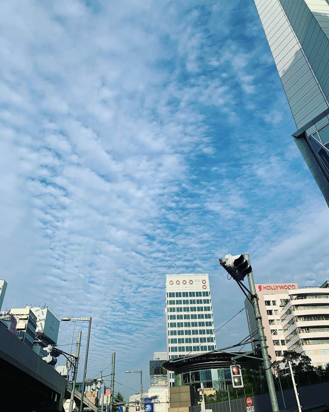 名波はるかさんのインスタグラム写真 - (名波はるかInstagram)「こういうのいわし雲？サバ雲？って言うのかな？秋の雲ですね💖#秋の雲 #いわし雲 #さば雲 #巻積雲」10月5日 21時19分 - nanamiharukatraveler