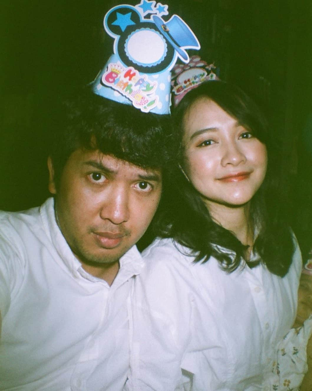 デフィ・キナル・プトリさんのインスタグラム写真 - (デフィ・キナル・プトリInstagram)「white shirt+happyBdayHat! . . . #kinal #lasardina #lomography」10月5日 21時19分 - kinalputridevi