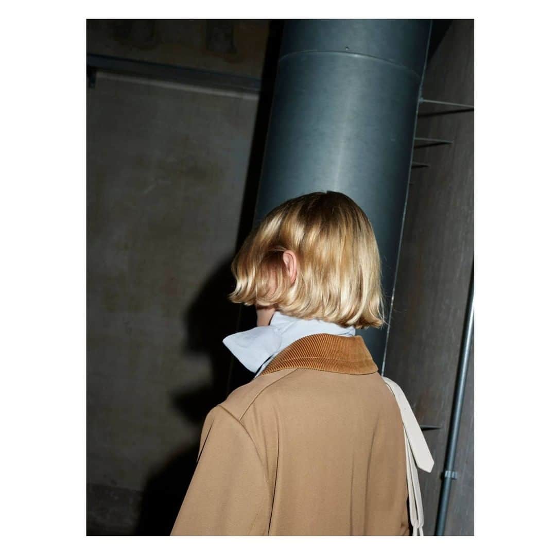 アンドレアポンピリオのインスタグラム：「LOOK17  SS21 COLLECTION: THE ANDREA POMPILIO WOMAN IS BACK, STRONGER AND MORE DETERMINED THAN EVER🔥  DISCOVER THE NEW COLLECTION AT WWW.ANDREAPOMPILIO.IT  #mfw #milanodigitalfashionweek #cameramoda #ANDREAPOMPILIO #SS21 #Womenswear #Menswear #Madeinitaly #Milano」