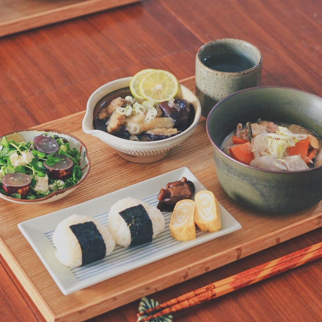 Kaori from Japanese Kitchenさんのインスタグラム写真 - (Kaori from Japanese KitchenInstagram)「おにぎり豚汁定食。ぶどうモッツァレラのサラダが美味。 ・ こんばんは。 週末の朝昼ごはん。 おにぎりと山盛り豚汁でした。 豚汁は煮込みすぎてもはや芋煮… ぶどうモッツァレラのサラダは この前投稿した明治の生モッツァレラを使ってます。 やっぱりチーズが美味しい！ ぶどう、クレソン、生モッツァレラをボウルに入れて 塩胡椒とオリーブオイルひとまわし。 全部を混ぜて完成。ナッツ入れると食感アップ。 分量は適当で大丈夫です。 ・ 10/1から10/31までの間に おにぎりの写真をSNSに投稿する際 #onigiriaction （おにぎりアクション） と付けて投稿すると アジア・アフリカの子どもたちに 給食が届く仕組みになってます。 今年も参加させていただきました。 （そういうわけでおにぎりアップの写真） 微力ながら子どもたちの 役に立てられたら嬉しいな。 今日もお疲れ様でした☺︎ ・ ・ 【おしながき】 おにぎりと卵焼き しいたけとこんぶの佃煮 芋煮みたいな豚汁 ぶどうとモッツァレラのサラダ 茄子のおろし揚げ浸し　すだち添え ＊今日は薬膳走り書きお休みします＊ ・ ・ ・ ・ 2020.10.05 Mon Hi from Tokyo! Here’s Japanese breakfast:Rice balls w/ rolled egg omelet, pork miso soup, grapes and mozzarella salad, and simmered deep-fried eggplants w/ grated radish. ・ ・ ・ ・ ・ #Japanesefood #breakfast #朝ごはん #おうちごはん #早餐 #薬膳 #うつわ #自炊 #家庭料理 #ワンプレート #松浦コータロー #オクシモロン  #健康食堂 #おにぎり #一汁三菜」10月5日 21時22分 - coco_kontasu