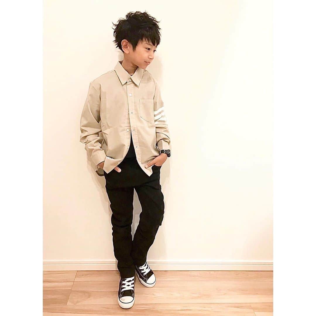 GLAZOSのインスタグラム：「pick up items!!! . . @rikugaku0106 様 . 👑シャンブレー袖ラインプリント長袖シャツ いつもカッコイイコーデありがとうございます😊✨ . . @emiko_ss 様 .  👑ツイル ミリタリーシャツジャケット . 👑裏毛 シティロゴプリントトレーナー . おそろコーデカッコイイです✨. ありがとうございます🤩✨ . . #repost #ありがとうございます  . . #glazos #kidsfashion #kids #kidsootd  #kids #kidscoordinate #男の子 #子供服  #兄弟コーデ #おそろいコーデ #tシャツ  #wear #小学生男子 #小学生 #ジュニア服 #秋服 #秋服コーデ #チノパンツ #ふたごコーデ #トレーナー #シャツコーデ」