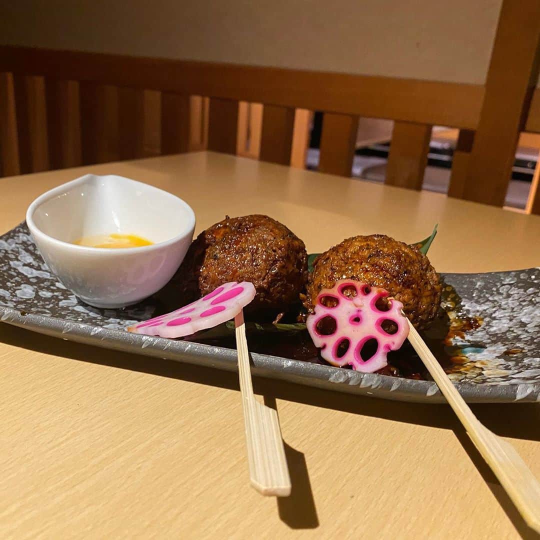 東京外食女さんのインスタグラム写真 - (東京外食女Instagram)「#浜松町 #八海山浜松町 . . . 色々な思い出が詰まった 浜松町に女子と上陸。 . . わたし新潟出身なのですが、 新潟って本当に 地のものが美味しい！ . 無駄なダイエットのため 日本酒は極力我慢していますが この日は無理だった。 . . 最初はお茶割を2〜3杯で 「今日は居酒屋で 　ゆるくやろうじゃないか」 とやり過ごしていたが、 お刺身5種盛り、鮪カマ焼きで 日本酒不可避。 . . 八海山大吟醸で 随分と進んでしまいました。 . . えー、そんなのやめて。 と声が聞こえてきそうな 和風グラタン。 . . これもまた日本酒に合う！ . . 地元でめちゃめちゃ美味しい 味噌を作っていた 同級生がいたことを思い出す。 . . . 熱々のグラタン皿に、 絹豆腐と絶妙で甘過ぎない お味噌に、予想以上の たっぷりチーズ。 . . このチーズがまた 美味しいチーズ。 . . 日本酒が進む。 足りない。 . . 調子に乗って特大つくねや 塩麹付のチキンも頼んだ。 . 美味しいけど、 ここは魚と発酵食品で 責めた方がよかったかな？ と反省しながら カロリー摂取。 . . . 食事には何を食べようか。 . 茶漬けも気になるし 焼きそばもある。 . . ここで締めておかないと、 まだ時間も早いし 帰宅途中に魔のささやきを聞くかも…。 . . . メニューをパラパラと めくっていく。 . . お！！！！ . . . あるではないか、あるではないか。 . . 我が新潟が誇る 激ウマ蕎麦。 . へぎそば。 . . . だれが茹でても どこのを茹でても うまさ間違いなしと言っても 過言ではない奇跡のご当地蕎麦！ . . . 「これは絶対に 　食べた方がいいから！」 . . と、案の定知られていない へぎそばを不思議そうに 眺めている女子にゴリ押し。 . . もう結構食べたし キツかったことでしょう。笑 . . 大にいきたい 気持ちを抑えて、 大中小の中を選択する。 . . つるつるしこしこ、 この喉越しとさっぱり感！ . . 冷麺とそばとひやむぎを 足して割った感じ。 . . 久々に食べた 新潟の味に大満足の夜でした。 . めっちゃ美味しい。 . . また行こう(^^) . . #ふるさとの味  #新潟 #新潟グルメ #東京グルメ #浜松町グルメ  #栃尾揚げ #八海山 #日本酒 #八海山酒造  #食べるの好きな人と繋がりたい  #グルメ #グルメ好きな人と繋がりたい  #東京外食女」10月5日 21時31分 - himeno_0729