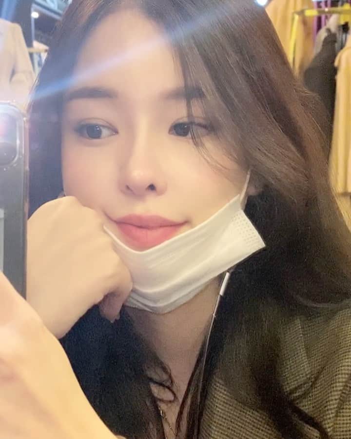 クォン・スジョンのインスタグラム：「당근마켓 🥕 첫 거래... 💕 유튭 시작하려고 카메라 샀어요. 🤭 유튜브 닉네임 추천받숩니다!!!! 🙏🏻   #당근마켓 짜릿하다 ㅋㅋㅋㅋ」