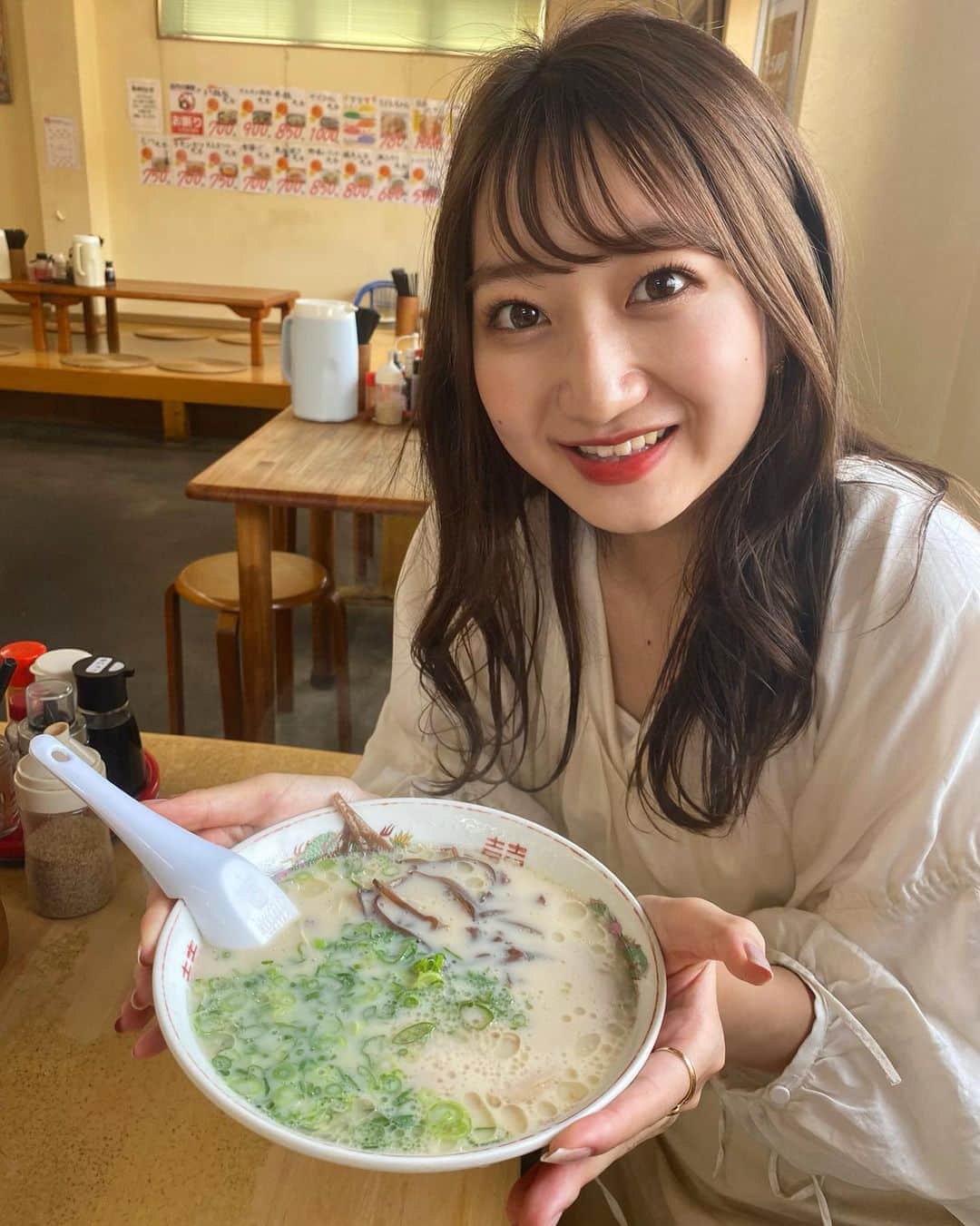華山友希のインスタグラム：「とんこつラーメン🍜 福岡行ったら絶対ラーメンは食べようと決めてたから嬉しい☺️  あっさりしててめっちゃ美味しかったです🤤  本日もお休み前に #ユキポチ　よろしくお願いします✨  #ミスコン  #ミスキャン #ラーメン」
