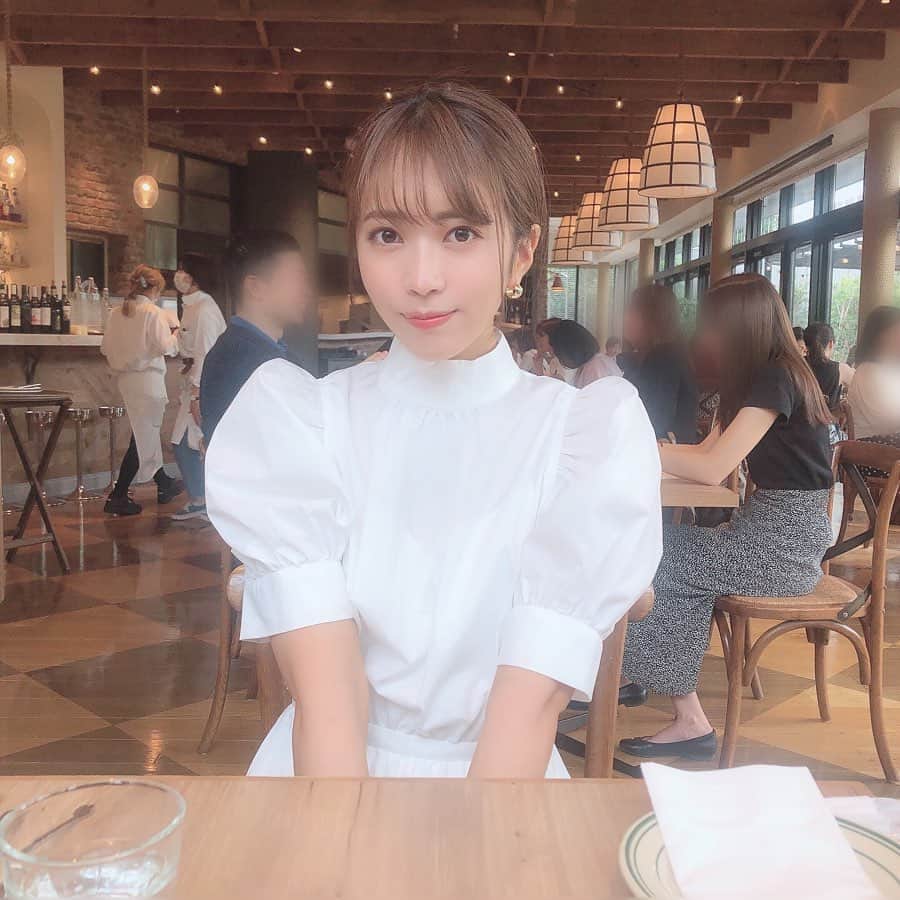 のインスタグラム：「. お気に入りのワンピちゃんっ🦊☕️ . ブラウンも可愛かったけど、ホワイトにしたんだ〜！秋服大好き🤎 . #snidel #autumn #秋コーデ #ワンピース #cafe」