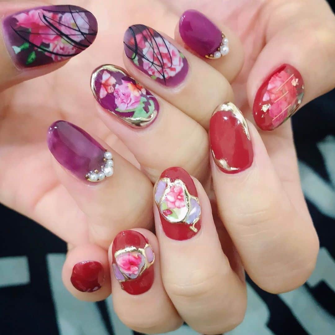 なかやまちえこのインスタグラム：「antique nails🍂⠀ ⠀ #nail #nails #nailart #ネイル #美甲 #ネイルアート  #japanesenailart #manucure #japanesenails #manicurist #gelnails #أظافر #네일아트 #미용 #vẽmóng #ngườiđẹp  #เพ้นท์เล็บ #искусствоногтя #artedeuñas #เพ้นท์เล็บเจล #ジェルネイルデザイン #ネイルデザイン #senikuku #nagelkunst #アンティークネイル #antiquenails #フラワーネイル #flowernails #aldious #marina さん⠀ 施術は @aby_sharenail にて。」