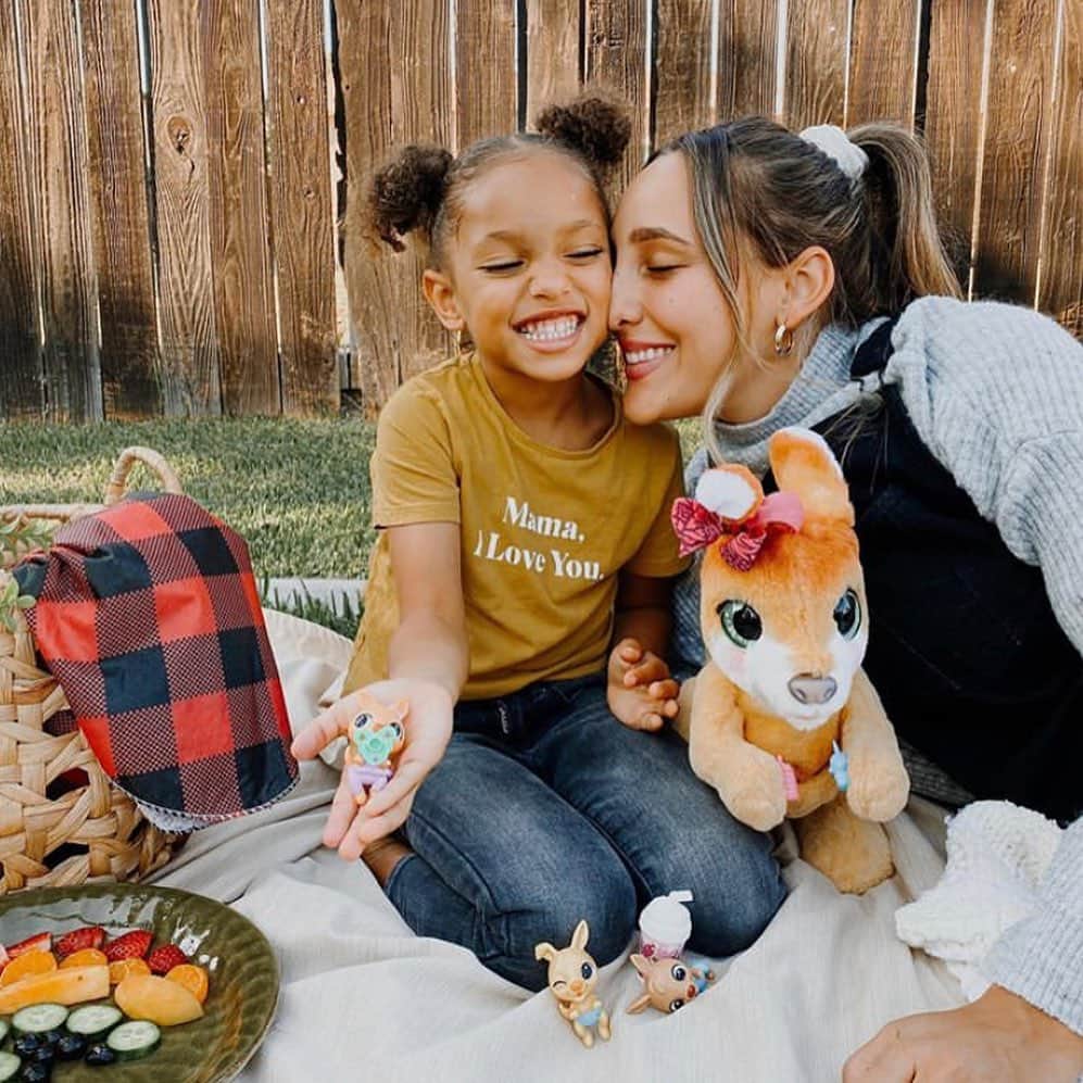 Hasbroさんのインスタグラム写真 - (HasbroInstagram)「#repost #ad @mama.shocks mama + big girl picnic with the new additions to our family 🦘✨ #ad @hasbro ‘s FurReal's Mama Josie the Kangaroo is the sweetest toy that comes with three surprise babies, accessories, + of course a loving mama (who definitely has her hands and her pouch FULL!) we love the unboxing gender reveal experience + that she emphasizes the importance of family and togetherness during this uncertain time! Mama Josie is in stores now so make sure to add her to your holiday shopping list (and also be sure to take an updated family portrait once she arrives!) #BigHoppyFamily」10月5日 21時35分 - hasbro