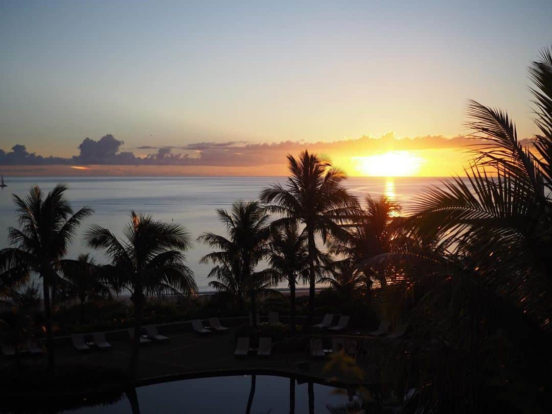 今井安紀さんのインスタグラム写真 - (今井安紀Instagram)「I went to the the Busena Terrace to see a magic hour view.  マジックアワーに間に合うように、ブセナテラスにお茶しに。  Camera : Olympus PEN E-PL9  #olympuspenepl9 #noedit #nofilter #photolover #latergram #okinawa #trip #travel #busenaterrace #thebusenaterrace #sunset #resort #magichour #vanillasky  #オリンパスPEN #加工なし #撮って出し #写真好きな人と繋がりたい #時差スタグラム #旅 #旅行 #沖縄 #ブセナテラス #夕焼け #サンセット #夕焼けの海 #マジックアワー #バニラスカイ」10月5日 21時35分 - i_am_akinyan0826