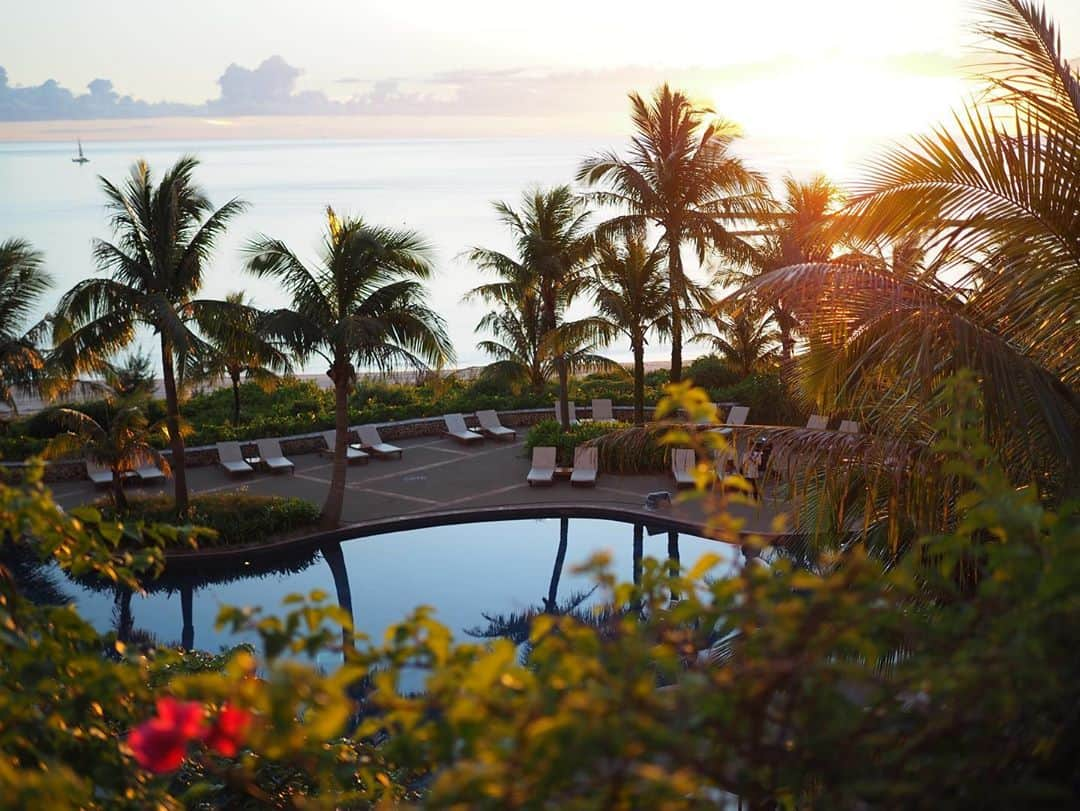 今井安紀さんのインスタグラム写真 - (今井安紀Instagram)「I went to the the Busena Terrace to see a magic hour view.  マジックアワーに間に合うように、ブセナテラスにお茶しに。  Camera : Olympus PEN E-PL9  #olympuspenepl9 #noedit #nofilter #photolover #latergram #okinawa #trip #travel #busenaterrace #thebusenaterrace #sunset #resort #magichour #vanillasky  #オリンパスPEN #加工なし #撮って出し #写真好きな人と繋がりたい #時差スタグラム #旅 #旅行 #沖縄 #ブセナテラス #夕焼け #サンセット #夕焼けの海 #マジックアワー #バニラスカイ」10月5日 21時35分 - i_am_akinyan0826