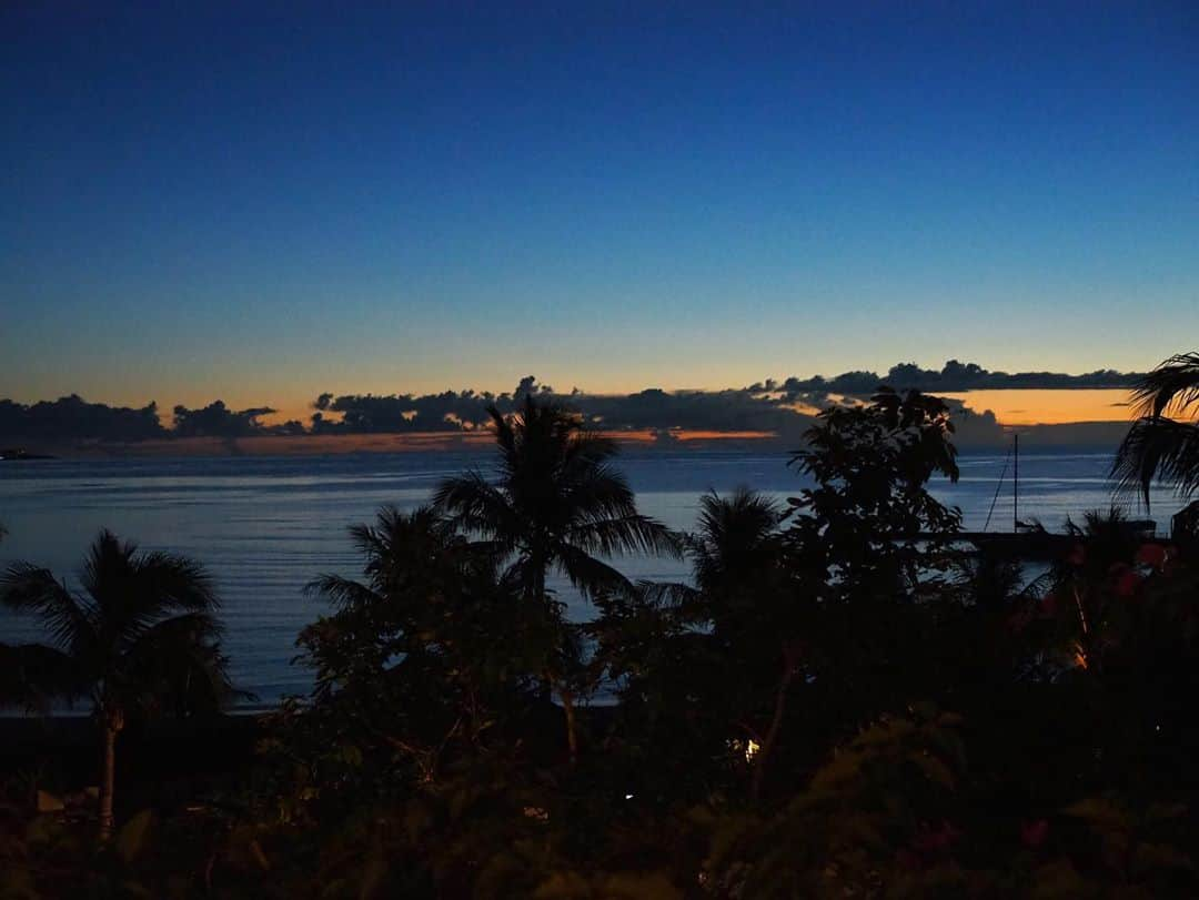 今井安紀さんのインスタグラム写真 - (今井安紀Instagram)「I went to the the Busena Terrace to see a magic hour view.  マジックアワーに間に合うように、ブセナテラスにお茶しに。  Camera : Olympus PEN E-PL9  #olympuspenepl9 #noedit #nofilter #photolover #latergram #okinawa #trip #travel #busenaterrace #thebusenaterrace #sunset #resort #magichour #vanillasky  #オリンパスPEN #加工なし #撮って出し #写真好きな人と繋がりたい #時差スタグラム #旅 #旅行 #沖縄 #ブセナテラス #夕焼け #サンセット #夕焼けの海 #マジックアワー #バニラスカイ」10月5日 21時35分 - i_am_akinyan0826