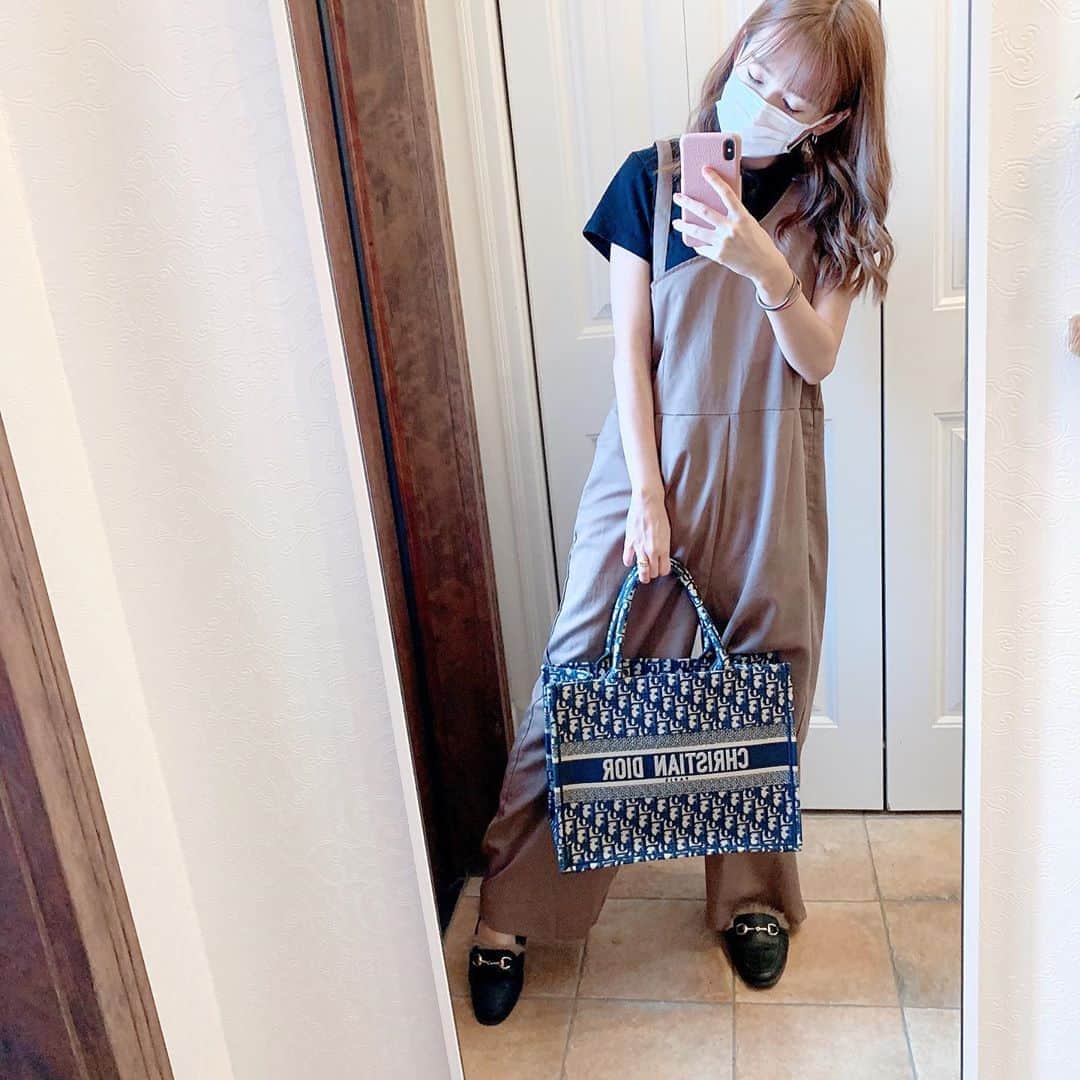 町田亜里香のインスタグラム：「today's なんかお昼暖かかったのに 夕方急に寒くなるやつだった🥺。 外出昼間だけで良かったなぁと…笑 . . 今日は病院行ったり🏥したので デカバッグ👜。 これだと母子手帳ケースとか スケジュール帳とか🗓 もろもろ入るから良い𖥣𖥣 ⠜ ただめちゃくちゃ重い❤︎❤︎ . . #ままコーデ #鏡越し #全身鏡  #code #codenate #mama  #dior #diorバッグ #トートバッグ  #カジュアルコーデ」