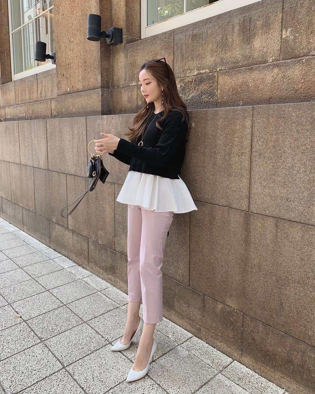 ___mikik___さんのインスタグラム写真 - (___mikik___Instagram)「先日の📷 ⠀ 近々髪を切ろうかな💭 一気にボブにしたいけど、とりあえずミディアムくらいに💇🏼‍♀️ ⠀ ⠀ 今週木曜日に新作が沢山発売になります✨ こちらのドッキングニットも🤍 ⠀ pinkのパンツは春に大人気だった少し懐かしのパンツ🌸 ⠀ @_hyeon_jp」10月5日 21時36分 - ___mikik___