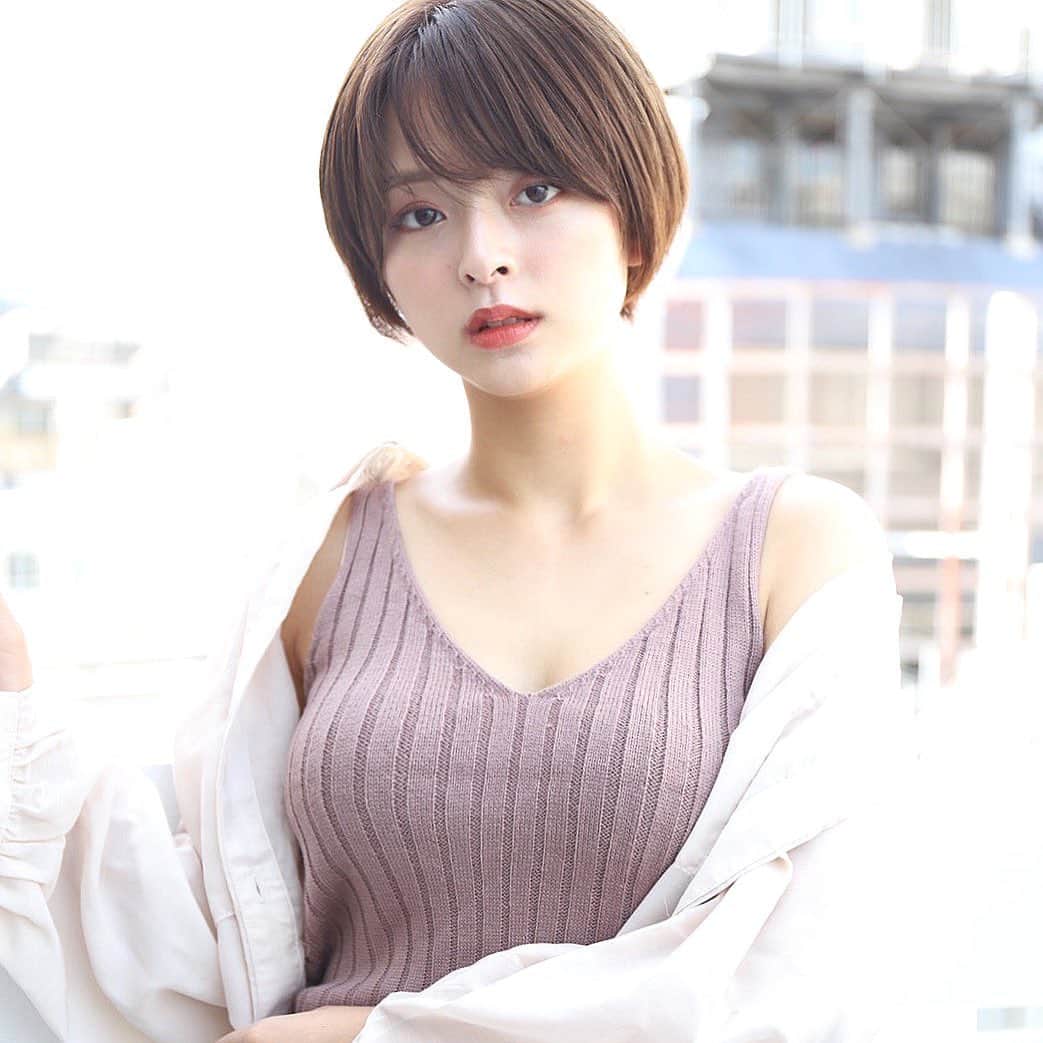 かおりのインスタグラム：「・ ・  普段ピンクぽい服着ないから すごく新鮮〜😮  #一眼レフ　#ピンク」