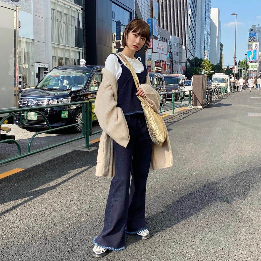 広瀬ちひろさんのインスタグラム写真 - (広瀬ちひろInstagram)「#ちひろずファッション  まじでハイパー形綺麗なデニムセットアップ~ @kar_insta_gram のブランドの @pinue_official です❤︎ パンツはハイウエストになってて、セットアップできても単体で着ても本当脚が綺麗に見えて長く見えて、最強なのよ！ かりん、最高よ❤︎ かわいいお洋服作ってくれてありがとう☺️ そしておめでとう！」10月5日 21時46分 - chi_hirose