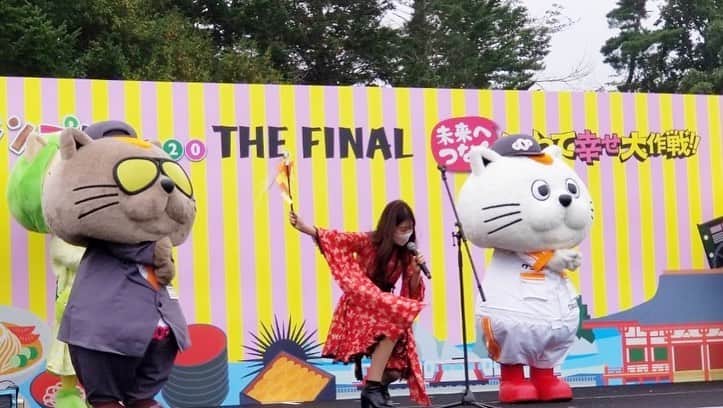 千代田唯さんのインスタグラム写真 - (千代田唯Instagram)「ゆるキャラグランプリ2020  THE FINAL✨ カロニャ〜ゴ＆ワルニャ〜ゴ、、、 なんと第13位！！おめでとう😍 応援してくださった皆様ありがとうございました😊💗 ・ ブースでもみんなから大人気✨ 私はワルニャ〜ゴ担当だったのですが、大人の女性からの人気がすごいっ！！♡ カロニャ〜ゴはお子さんが抱きついているのを見てほっこりでした🥰 ステージでPRさせてもらったときには、カロニャ〜ゴ＆ワルニャ〜ゴと一緒に岩手県の皆さんの幸せをご祈祷させて頂きました⛩💗コロナあけ久々のステージ...今年一番緊張したなぁ（ラートム🤲） ・ 今年で国内最後のゆるキャラグランプリでしたが これからも カロニャ〜ゴ＆ワルニャ〜ゴの応援よろしくお願いします📣💕 ・ 最後に... ご一緒させて頂いた梅ちゃん、トヨタカローラ名古屋GR G arage日進竹の山店の皆様 家族のように迎えてくださり、温かい皆様のチームに入れて頂けてとても嬉しいです！！心から感謝🙏✨ ありがとうございました🌸 #ゆるキャラグランプリ #ゆるキャラグランプリ2020 #カロニャーゴ#ワルニャーゴ#カロニャーゴ86#トヨタカローラ名古屋#愛知県#岩手県#ゆるキャラ#応援ありがとう#yurukyara#kawaii#japanseculture#ラートム」10月5日 21時46分 - chiyodayui0920