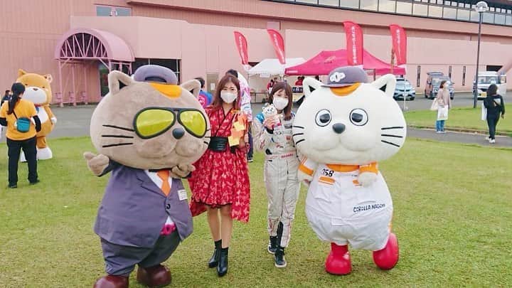 千代田唯さんのインスタグラム写真 - (千代田唯Instagram)「ゆるキャラグランプリ2020  THE FINAL✨ カロニャ〜ゴ＆ワルニャ〜ゴ、、、 なんと第13位！！おめでとう😍 応援してくださった皆様ありがとうございました😊💗 ・ ブースでもみんなから大人気✨ 私はワルニャ〜ゴ担当だったのですが、大人の女性からの人気がすごいっ！！♡ カロニャ〜ゴはお子さんが抱きついているのを見てほっこりでした🥰 ステージでPRさせてもらったときには、カロニャ〜ゴ＆ワルニャ〜ゴと一緒に岩手県の皆さんの幸せをご祈祷させて頂きました⛩💗コロナあけ久々のステージ...今年一番緊張したなぁ（ラートム🤲） ・ 今年で国内最後のゆるキャラグランプリでしたが これからも カロニャ〜ゴ＆ワルニャ〜ゴの応援よろしくお願いします📣💕 ・ 最後に... ご一緒させて頂いた梅ちゃん、トヨタカローラ名古屋GR G arage日進竹の山店の皆様 家族のように迎えてくださり、温かい皆様のチームに入れて頂けてとても嬉しいです！！心から感謝🙏✨ ありがとうございました🌸 #ゆるキャラグランプリ #ゆるキャラグランプリ2020 #カロニャーゴ#ワルニャーゴ#カロニャーゴ86#トヨタカローラ名古屋#愛知県#岩手県#ゆるキャラ#応援ありがとう#yurukyara#kawaii#japanseculture#ラートム」10月5日 21時46分 - chiyodayui0920