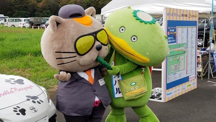 千代田唯さんのインスタグラム写真 - (千代田唯Instagram)「ゆるキャラグランプリ2020  THE FINAL✨ カロニャ〜ゴ＆ワルニャ〜ゴ、、、 なんと第13位！！おめでとう😍 応援してくださった皆様ありがとうございました😊💗 ・ ブースでもみんなから大人気✨ 私はワルニャ〜ゴ担当だったのですが、大人の女性からの人気がすごいっ！！♡ カロニャ〜ゴはお子さんが抱きついているのを見てほっこりでした🥰 ステージでPRさせてもらったときには、カロニャ〜ゴ＆ワルニャ〜ゴと一緒に岩手県の皆さんの幸せをご祈祷させて頂きました⛩💗コロナあけ久々のステージ...今年一番緊張したなぁ（ラートム🤲） ・ 今年で国内最後のゆるキャラグランプリでしたが これからも カロニャ〜ゴ＆ワルニャ〜ゴの応援よろしくお願いします📣💕 ・ 最後に... ご一緒させて頂いた梅ちゃん、トヨタカローラ名古屋GR G arage日進竹の山店の皆様 家族のように迎えてくださり、温かい皆様のチームに入れて頂けてとても嬉しいです！！心から感謝🙏✨ ありがとうございました🌸 #ゆるキャラグランプリ #ゆるキャラグランプリ2020 #カロニャーゴ#ワルニャーゴ#カロニャーゴ86#トヨタカローラ名古屋#愛知県#岩手県#ゆるキャラ#応援ありがとう#yurukyara#kawaii#japanseculture#ラートム」10月5日 21時46分 - chiyodayui0920