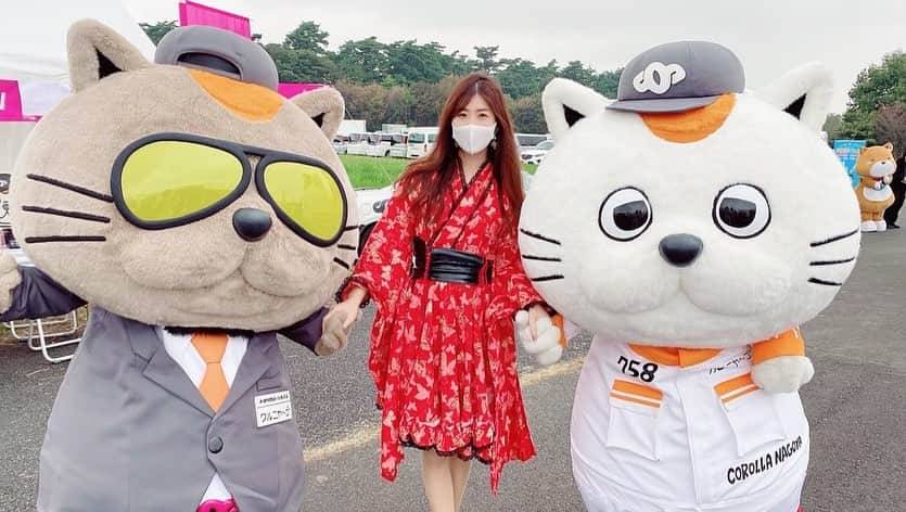千代田唯さんのインスタグラム写真 - (千代田唯Instagram)「ゆるキャラグランプリ2020  THE FINAL✨ カロニャ〜ゴ＆ワルニャ〜ゴ、、、 なんと第13位！！おめでとう😍 応援してくださった皆様ありがとうございました😊💗 ・ ブースでもみんなから大人気✨ 私はワルニャ〜ゴ担当だったのですが、大人の女性からの人気がすごいっ！！♡ カロニャ〜ゴはお子さんが抱きついているのを見てほっこりでした🥰 ステージでPRさせてもらったときには、カロニャ〜ゴ＆ワルニャ〜ゴと一緒に岩手県の皆さんの幸せをご祈祷させて頂きました⛩💗コロナあけ久々のステージ...今年一番緊張したなぁ（ラートム🤲） ・ 今年で国内最後のゆるキャラグランプリでしたが これからも カロニャ〜ゴ＆ワルニャ〜ゴの応援よろしくお願いします📣💕 ・ 最後に... ご一緒させて頂いた梅ちゃん、トヨタカローラ名古屋GR G arage日進竹の山店の皆様 家族のように迎えてくださり、温かい皆様のチームに入れて頂けてとても嬉しいです！！心から感謝🙏✨ ありがとうございました🌸 #ゆるキャラグランプリ #ゆるキャラグランプリ2020 #カロニャーゴ#ワルニャーゴ#カロニャーゴ86#トヨタカローラ名古屋#愛知県#岩手県#ゆるキャラ#応援ありがとう#yurukyara#kawaii#japanseculture#ラートム」10月5日 21時46分 - chiyodayui0920