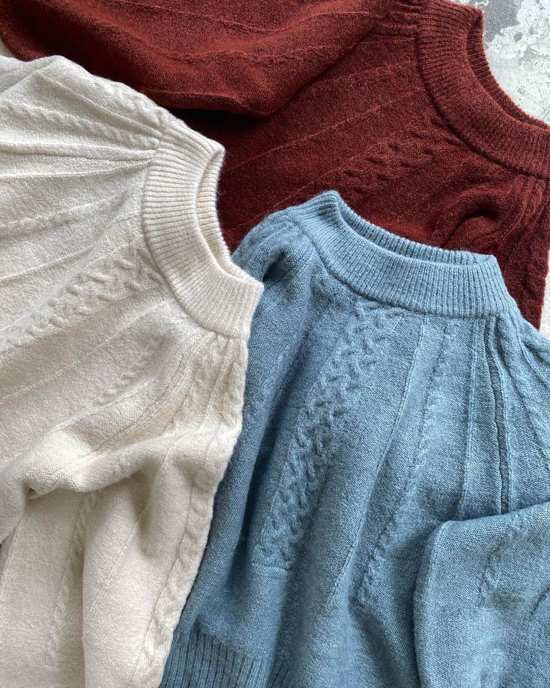 村田倫子さんのインスタグラム写真 - (村田倫子Instagram)「🐑　Mock Neck Sweater 形がキュートなidemのニット。 シンプルなのに、主張がある。一枚あると心強い子。☺︎  発売日前日、6日20時から着用インスタライブを　@idem__official にておこないます。  よろしくお願いします☺︎  #idem_idea」10月5日 21時47分 - rinco1023