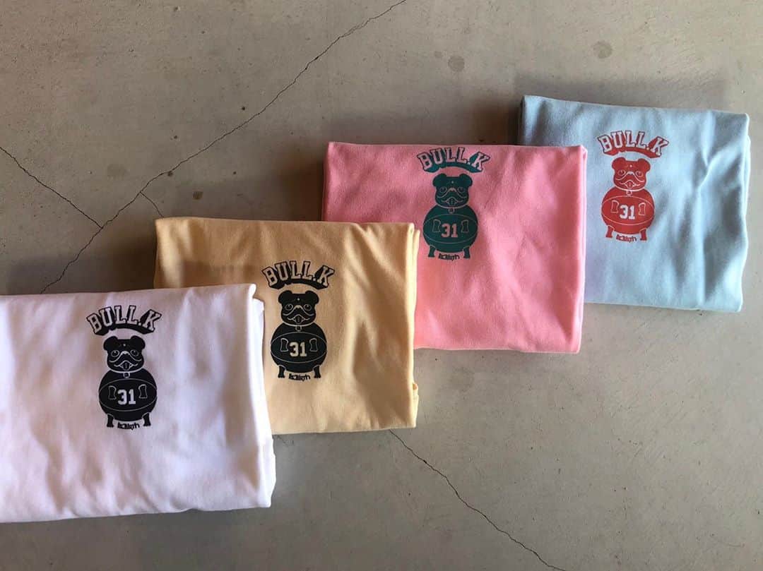 高畠佳介のインスタグラム：「みなさん、Bull.k Tシャツたくさんのご注文ありがとうございました！！  今回、第一次で届いてる方が数名いるとは思うのですが、ありがたいことに当初の想定より多くの枚数を注文していただいたため、遅れてる方が多くいます。 申し訳ございません。  無地本体の納品が少し時間がかかるのと現在コロナが落ち着いてきたため、世間が一気に動き出して工場もめちゃ混雑しているようです、、、  なので、まだTシャツが届いていない方は10月末までには届く予定ですので、しばしお待ちください。  ご迷惑をおかけしてすみません。  @tipoff_tsuru  @ksym_dsnlab」