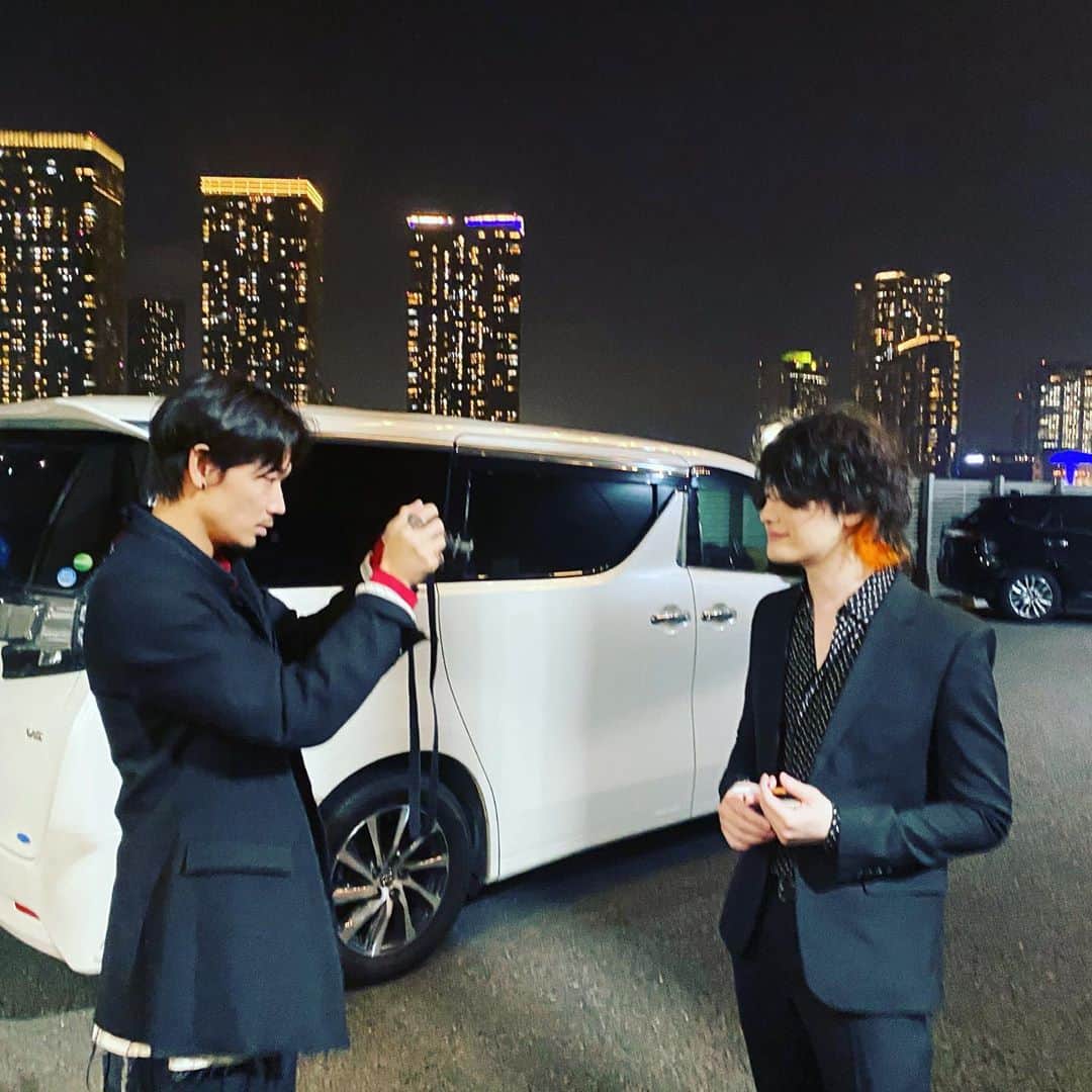 磯部寛之のインスタグラム：「@go_ayano_official taking photos. Fun times. Hiro 剛ちゃんに撮られる俺。楽しい。笑　ひろ  #ドクターデスの遺産 #イベント #ご覧 #いただけました #で #しょうか」