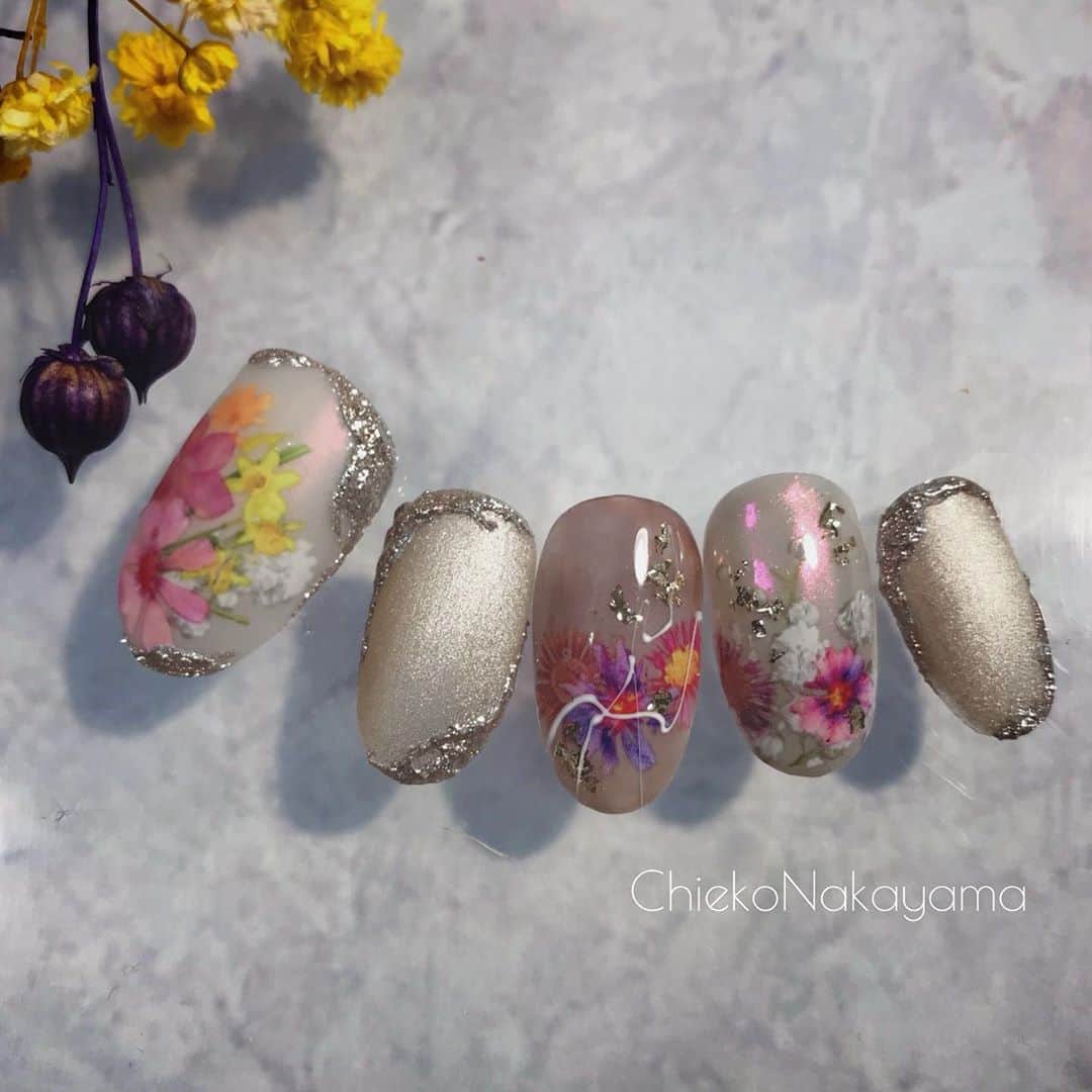 なかやまちえこのインスタグラム：「antique nails🥀⠀ ⠀ マグネットジェル（Cat’sEye）をマットコートすると、光の加減で不思議に輝く光がとても可愛いです☺️⠀ ⠀ @pregelofficial @bettygel_official @kimagure_cat_whim @prexyofficial @nail_premall @joyartofficial @candypocket_official  ⠀ #nail #nails #nailart #ネイル #美甲 #ネイルアート  #japanesenailart #manucure #japanesenails #manicurist #gelnails #أظافر #네일아트 #미용 #vẽmóng #アンティークネイル #antiquenails #マグネットジェル #magneticnails」