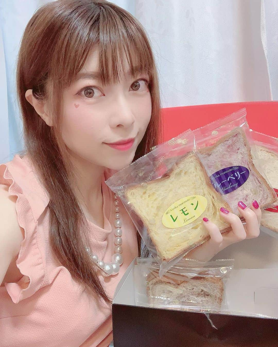 DJ MIYAさんのインスタグラム写真 - (DJ MIYAInstagram)「こんばんはぁ💖💖今週もよろしくお願いします💖💗🤲  15種類フレーバーの『クロワッサン食パン』15枚セット💖💗をお試しさせていただきましたぁー♪  長崎県からありがとうございます🌸🌟  めっちゃめっちゃ可愛くて写真いっぱい撮っちゃいましたーぁぁ💗💖  @kiyokamorimoto  バターをたっぷりと練り込んだ、クロワッサン生地を食パンの型🍞で焼き上げた新食感のパン💗🥪  #kiyokamorimoto #キヨカモリモト #クロワッサン食パン #クロワッサン好き #おうちベーカリー #pr #トリドリベース　#グルメブロガー #パン好き #食パン #グルメ女子 #グルメ #グルメインフルエンサー #旅ブロガー #旅インスタグラマー #旅好き女子 #インスタ映え #お取り寄せグルメ #ライフスタイル #今日のコーデ #今日のメイク #今日のファッション #ファッションブロガー #ファッション好き #グルメ好き #デニッシュ #フィットネス女子」10月5日 21時46分 - dj_miya