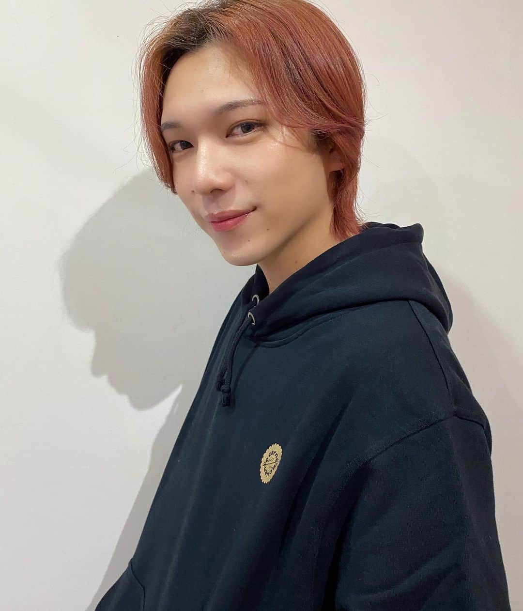 NAOPISのインスタグラム：「この間ヘアメンテにいってきました💇‍♂️🧡﻿ ﻿ いつもお馴染み @bettie_tokyo のさかち( @sakachi13 )にお願いしました！﻿ ﻿ オレンジカラーに今回はピンクニュアンスいれてアプリコットオレンジにしてもらいました🍑🧡﻿ ﻿ いつも本当ありがとう☺️」