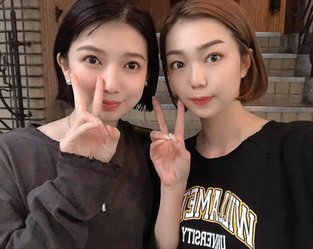 美舞さんのインスタグラム写真 - (美舞Instagram)「. . 姉妹共々髪短くなりました🙋‍♀️💚💛 居心地バッチリ、息ぴったり。 力合わせて頑張ってこーーねっっ！！笑笑 . #fukuoka #福岡 #姉妹 #白玉姉妹」10月5日 21時55分 - mibuki__.39