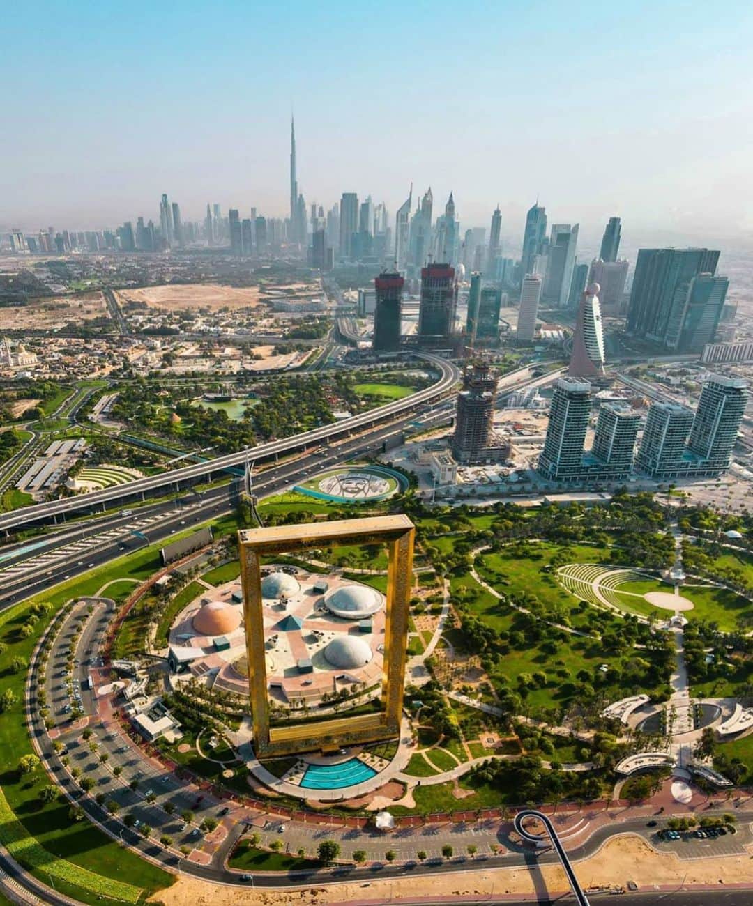 ドバイさんのインスタグラム写真 - (ドバイInstagram)「You can always see the Old Dubai and the New Dubai from the frame 📷:@ahmaadmk」10月5日 21時48分 - dubai