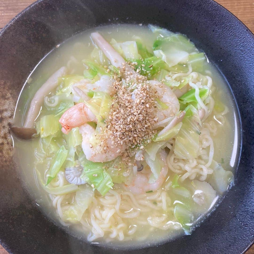 金巻ともこさんのインスタグラム写真 - (金巻ともこInstagram)「サッポロ一番塩ラーメンキャベツしめじえび #サッポロ一番塩ラーメン #おうちごはん金巻」10月5日 21時50分 - tomotomoco