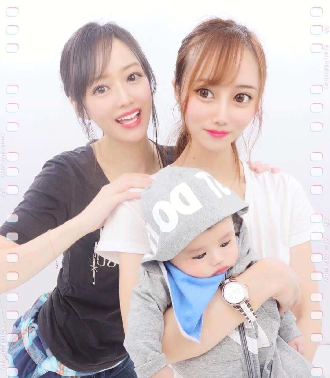 吉山りささんのインスタグラム写真 - (吉山りさInstagram)「親子3代👶🏻💕👯‍♀️✨  初めてのプリクラ📷💫  #母子 #母娘 #おやこーで #親子3代 #mom #daughter #grandson #家族写真 #家族 #ファミリー #family  #プリクラ #写真 #photo #nike  今のプリで目が大きくならないやつないですから『目がでかい』とかディスるのやめてください😔レスしません（笑 #吉山りさ #フリーモデル #アラフォーママ #温泉モデル #温泉ソムリエ #バスタオルモデル #撮影モデル   🌈🌈🌈 引き続きお仕事のご依頼お待ちしております☺️ 経歴24年 吉山りさ✨」10月5日 21時54分 - oreorerisa