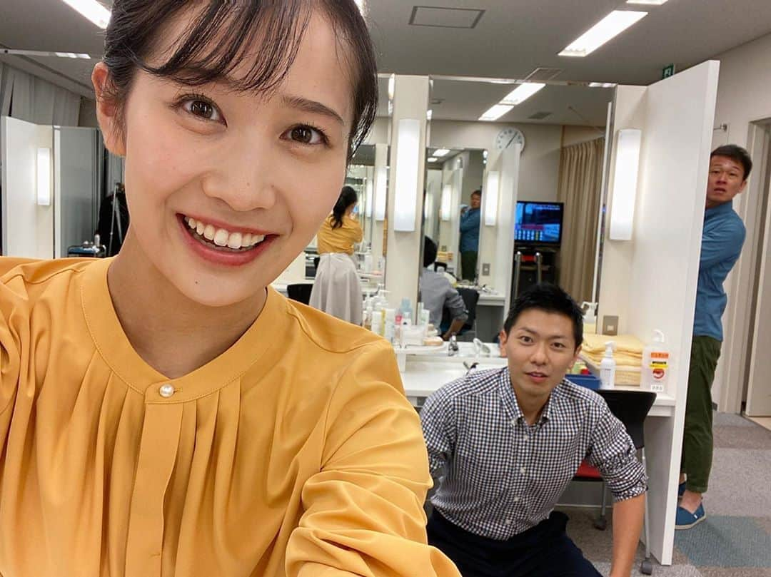 島津咲苗さんのインスタグラム写真 - (島津咲苗Instagram)「「撮りまーす！」と いきなり撮ってみた 不意打ちショット🤭🤭笑 . . . #メイク室 #アップ #裕二さん待ち中 #不意打ちショット #修作さん #上坂さん #お天気三択 #チョコレートコスモス #知ってました #☺️ #裕二さんさすがでしたね」10月5日 21時54分 - sanae_shimazu