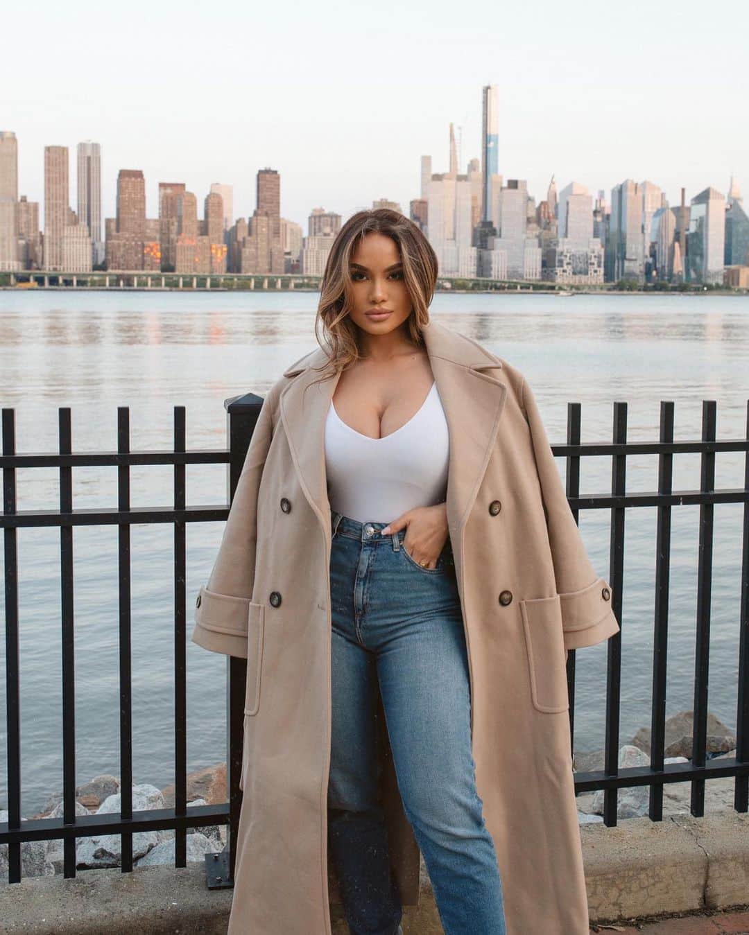 ダフネ・ジョイのインスタグラム：「🐻 @asos coat + @asos denim = cozy」