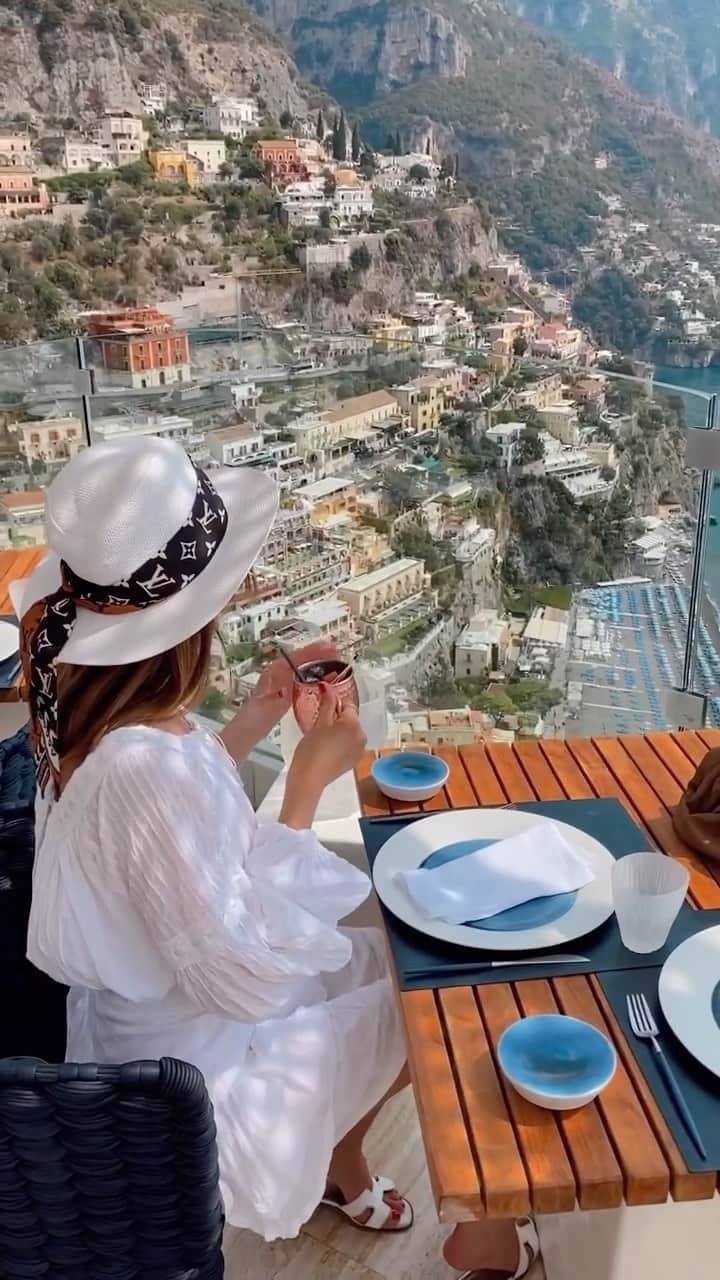 バーボラ・コディトヴァのインスタグラム：「Lunch in Positano 🥂 Tag someone you’d take here!」