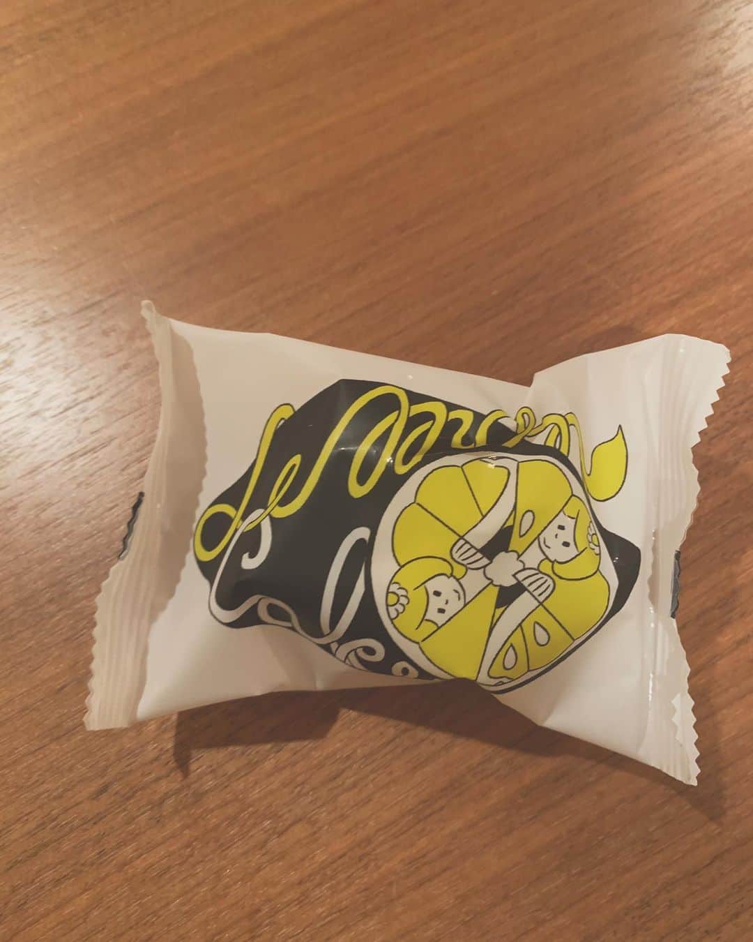 森なな子さんのインスタグラム写真 - (森なな子Instagram)「ジャケ買い。 もちろんレモンケーキ美味しかったです。絶対また食べよ。 #おいしい #お気に入り #français #フランセ #レモンケーキ」10月5日 21時57分 - nanako.m1988