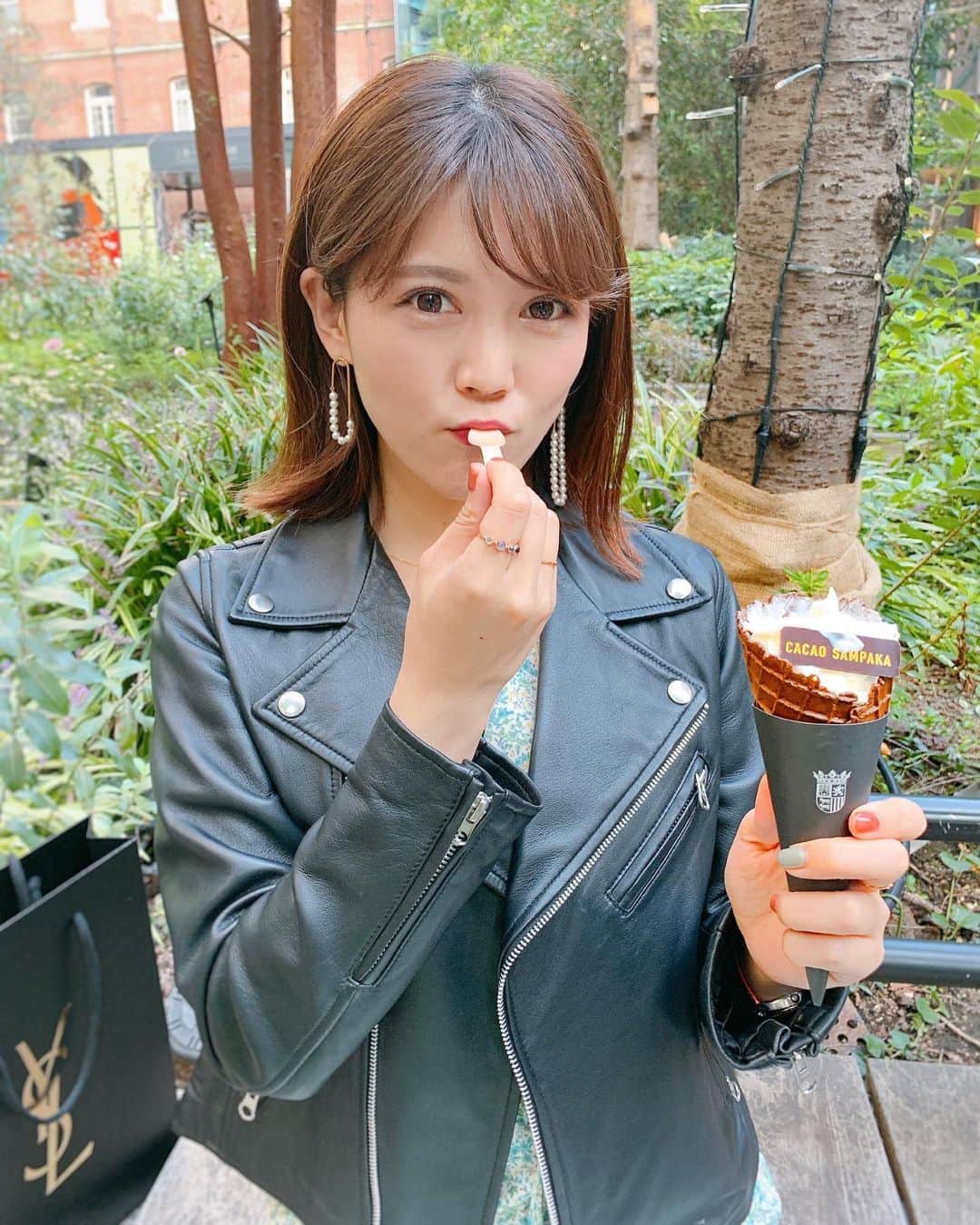 上坂由莉のインスタグラム：「﻿ こんばんは🌙﻿ 先日のランチ女子会の後はカカオサンパカの﻿ ソフトクリームを食べながらまったり🍦🍫﻿ キャンペーン中でホワイトチョコのが﻿ お得になっていたのだー🤍 @cacaosampaka_jp﻿ ﻿ ﻿ 女子会ではエステや脱毛、コスメの事など﻿ 美容トークも必須ですよね💄﻿ こないだちょうど @eyecandy_shinjukuへ HIFUを受けに行ったのでその時の情報もシェアしたよ〜❤️﻿ ﻿ ﻿ アイサロンなんですがウルトラVハイフも受けれるの🥰﻿ ちなみにハイフ終わってたまたま予約空いてたし まつ毛にパリジェンヌラッシュリフトかけてもらった✌️﻿ 同じ所でできるってめちゃいい😍﻿ ﻿ ﻿ ハイフは初回が4400円、2回目以降も9900円で﻿ 通うことが出来るから物凄くお得⭐️﻿ ちなみにパリジェンヌも初回やったから﻿ 4900円でやってもらえてまつ毛も気分も上がったよ✨﻿ @eyecandyhifu  ﻿ ﻿ dress： @10pm_official pierce： @latteart_k アシンメトリーなデザインがお気に入り💎💓﻿ ﻿ ﻿ #eyecandyhifu #eyecandy #ウルトラVハイフ #ハイフ﻿ #HIFU #小顔 #リフトアップ #フェイシャル #エステ #美容﻿ #たるみ改善 #小顔効果 #アンチエイジング﻿ #たるみ #パリジェンヌラッシュリフト  #10pm #fashion #code #17kg #ワンピース #韓国通販﻿ #韓国ファッション #プチプラコーデ #プチプラファッション﻿ #韓国メイク #オルチャンファッション #オルチャンメイク #ピアス」