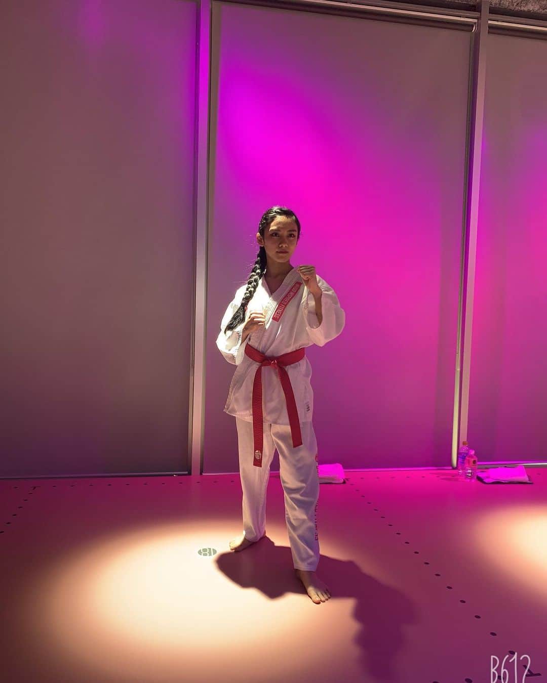 長谷川晴奈さんのインスタグラム写真 - (長谷川晴奈Instagram)「@bifbynergy   空手フィットネス🥋  始めてみました🙌 新感覚のフィットネスでとっても 楽しかった❤️  心、身体、精神、呼吸など 身も心も整いました🇯🇵  空手の形を覚えるんだけど 意外と全身を使うのと有酸素運動も兼ねてるのでかなり汗だく😂  写真は全然ポーズ分かんなくて適当だから スルーしてください笑笑  #筋トレ　#腹筋女子　#筋トレ女子 #ストレス発散 #フィットネス　#空手　#空手フィットネス #有酸素運動　#武道　#道着　#nergy #nergyjapan #nike #趣味　#趣味の秋　#bifbynergy」10月5日 21時58分 - haruna_hasegawa71