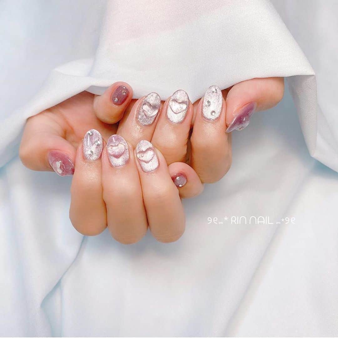 加藤ゆりなさんのインスタグラム写真 加藤ゆりなinstagram 今のネイル 流行りの マグネットネイル で左右色違くて 紫とピンク きゃわ Rin Nail Rin さんいつもありがとうございます ネイルデザイン 磁石ネイル ネイルサロン