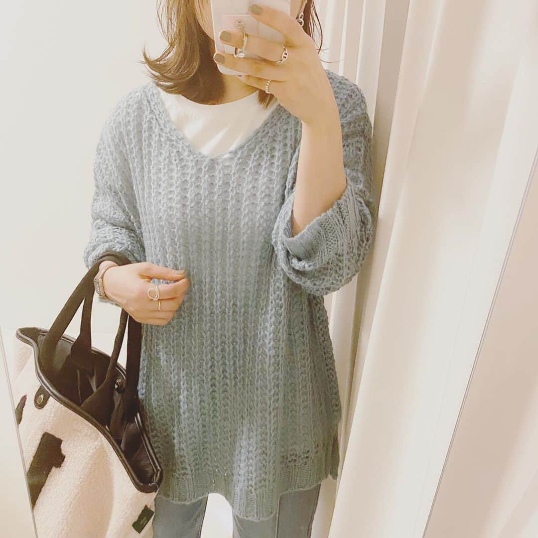 aiaiのインスタグラム：「透け感が可愛いざっくりカラーニット  Discoat（ディスコート）の パルクローゼット限定ＩＴＥＭです  トレンドの透け感のあるニットと　 バックロゴＴシャツの嬉しいセットアイテム✨ ニットとTシャツと別々にも着まわせるので何通りもコーディネートが楽しめます♡  今ならお店でもお家でも  「パルクロウィーク」開催中 10/1～10/11までの期間、 パルグループの各店舗＆PAL CLOSET ONLINE STOREにて 秋のショッピングフェアを初開催！  （１）+10万ポイントプレゼントキャンペーン お店でもお家でもキャンペーン期間中¥10,000以上お買い上げで抽選100名様に10万ポイント当たる！ （２）+5%ポイントキャンペーン お店でもお家でもキャンペーン期間中のお買い上げでポイントがもれなくみんなに+5%もらえる! （３）WEB限定アイテム特集 PAL CLOSET出店ブランド渾身のWEB限定商品が大集結！WEBでしか手に入らないトレンド感たっぷりの秋冬の限定商品をチェック！ （４）TIME SALE PAL CLOSET限定でTIME SALEを開催！お得にアイテムをゲットするチャンス！！  気になった方はチェックして みてください  @discoat_official  #discoat  コーデの詳細はブログに書いています  𖤐𖤐𖤐𖤐  #fashion#outfit#style#coordinate#instagood#ootd#pic#instapic#コーデ#コーディネート#スタイリング#プチプラコーデ#本日のコーデ#大人カジュアル#プチプラ  #カジュアル ##アラフォー #アラフォーコーデ #アラフォーファッション#ジーンズコーデ#ざっくりニット #カラーニット #カラーニットコーデ #透かし編みニット #透け感コーデ #グリーンカラー」