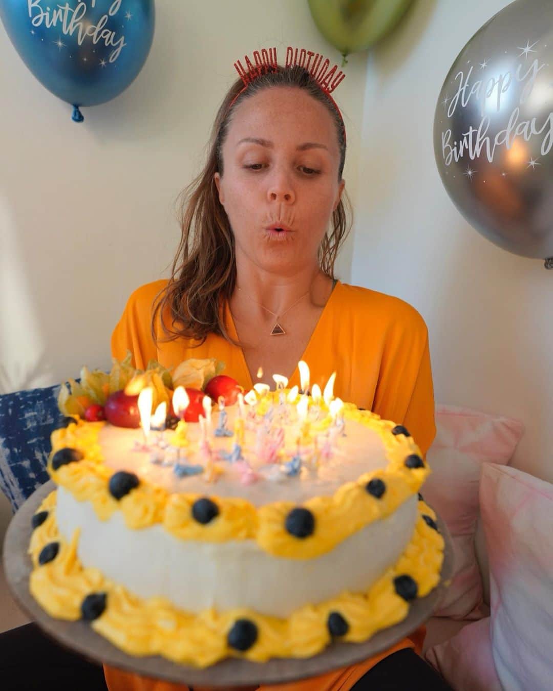 レイチェル・ブレイセンさんのインスタグラム写真 - (レイチェル・ブレイセンInstagram)「32 candles is A LOT of candles!!!🎂🎈🥳⁣ ⁣ Feeling very, very happy this solar return. Thank you all for the beautiful birthday wishes! #32」10月5日 21時58分 - yoga_girl