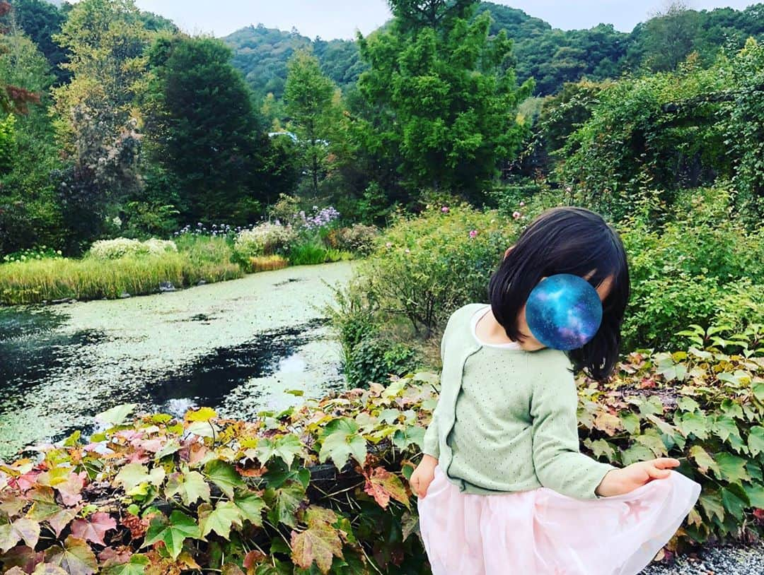 犬山紙子さんのインスタグラム写真 - (犬山紙子Instagram)「レイクガーデン好きすぎて住みたい 子どもも探検気分で自然とたくさん触れ合えて 赤トンボやバッタや蝶も 一番最初の写真はドングリを見せてます🐿 #いぬチャゲ」10月5日 21時59分 - inuyamakamiko