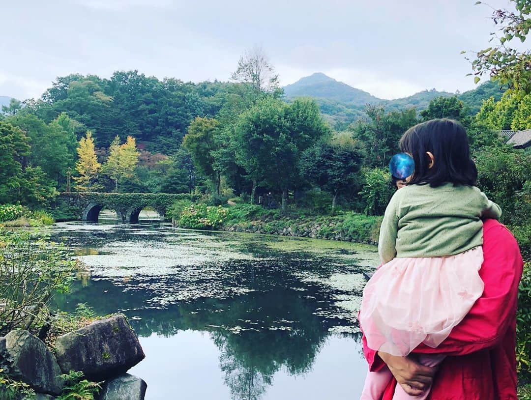 犬山紙子さんのインスタグラム写真 - (犬山紙子Instagram)「レイクガーデン好きすぎて住みたい 子どもも探検気分で自然とたくさん触れ合えて 赤トンボやバッタや蝶も 一番最初の写真はドングリを見せてます🐿 #いぬチャゲ」10月5日 21時59分 - inuyamakamiko