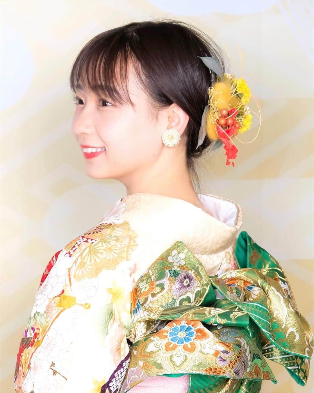 のインスタグラム：「今日も一日お疲れ様です🌿﻿ ﻿ 最近インスタライブを始めました﻿ リアルタイムで皆さんとお話できるようになって、﻿ 本当に楽しいです！﻿ ﻿ オススメのパンを皆さんが教えてくださったり﻿ 高校生の方から「一番の推しです！」と言って頂けたり﻿ 昔の友人が見に来てくれたり､､､😌💭﻿ ﻿ 1人で話せるかな～と悩んでいたのは余計な心配でした😆﻿ ﻿ 投票終了の16日まで、﻿ またライブしたいなと思っているのでぜひ遊びに来てくださいね🌟﻿ ﻿ 写真はアンバサダーを務めている @kimonostudiokyo さん ﻿ 本日も#あゆポチ﻿ して頂けたら嬉しいです💐﻿ ﻿ #日本女子大学 #コンテスト #ミス日本女子 #ミスコンテスト #あゆポチ #あゆたぴ #ポートレート #ポトレ #被写体 #サロモ #サロモ希望 #着物 #きもの #コーデ #ヘアアレンジ #ヘアスタイル #振袖 #振袖ヘア #kimono #japan」