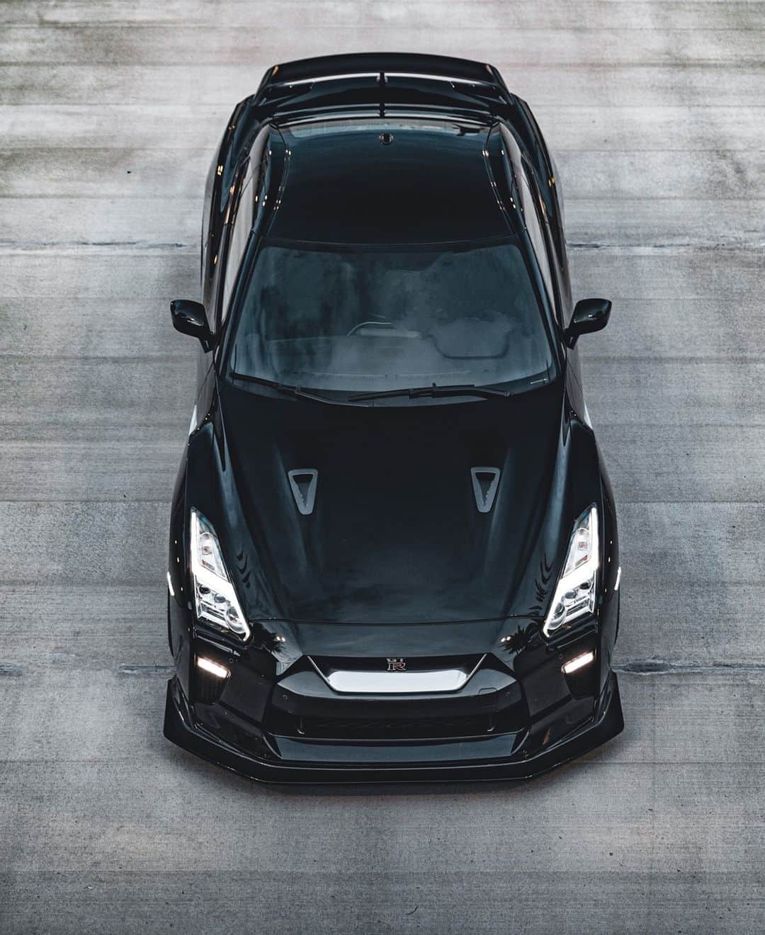 のインスタグラム：「Night rider #Nissan #GTR #NissanGTR #Godzilla 📷 @kfletchphotography」