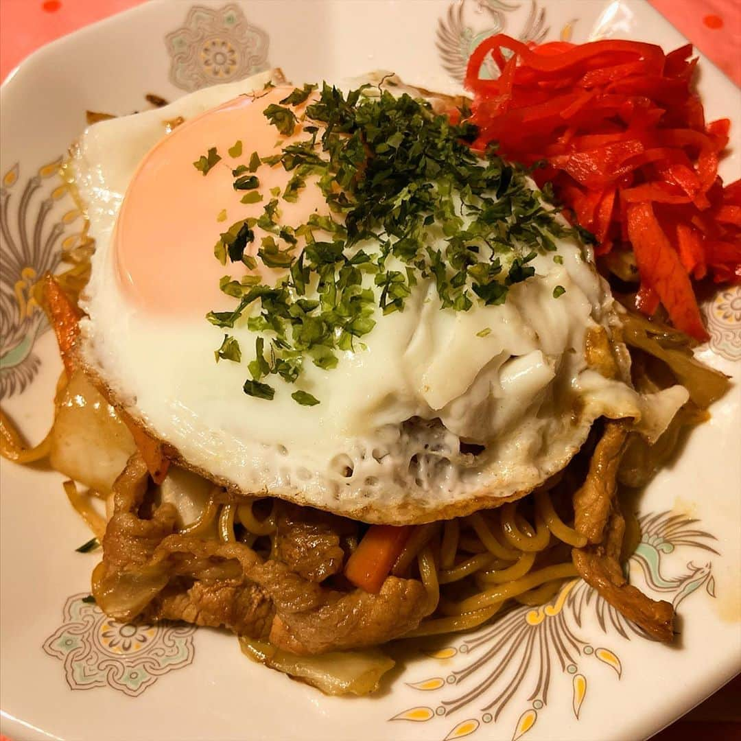 トミタ栞さんのインスタグラム写真 - (トミタ栞Instagram)「焼きそばに乗った目玉焼きを 食べたかったので 焼きそば作りました。  やっぱりこの瞬間、 息止まるんやさなー我。 さいっこうの瞬間！ 大イベント開催中よ！ 目玉焼きに部屋のライトが 映っているね。 輝いているね。 完璧だね。  #つまみ飯 #焼酎と共に  #乾杯 #たまごわりチャレンジ」10月5日 22時00分 - tomita_shiori