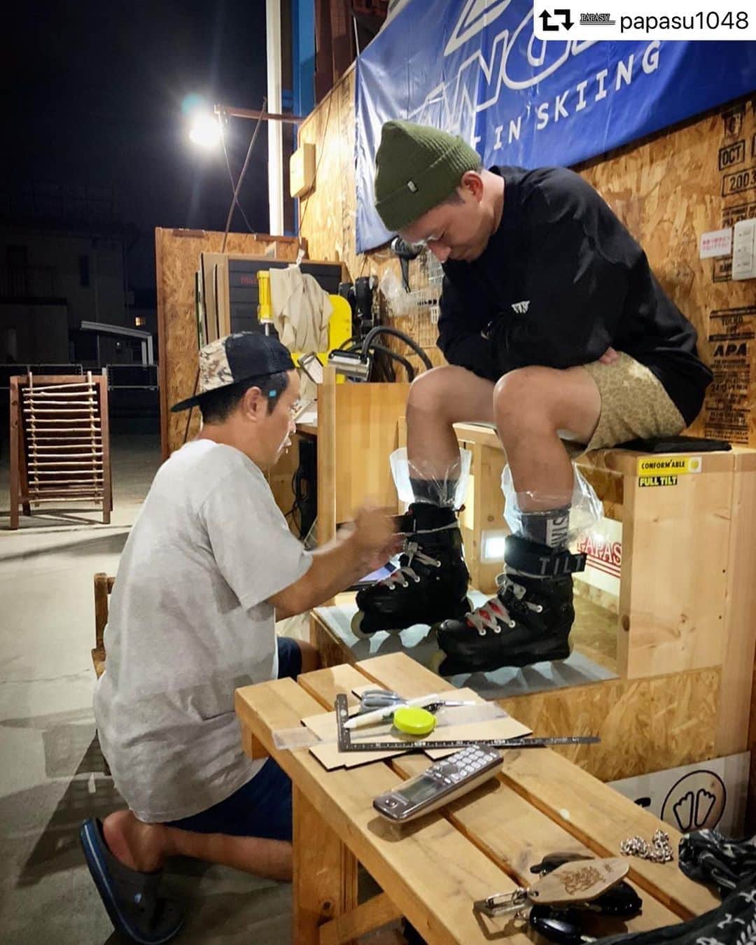 安床武士のインスタグラム：「@papasu1048 supports my feet🙏 カスタムインソール、カスタムブーツ(外反母趾で当たるところをシェル出し等)、インナー成形×2、全て細かく話合ってやって頂きました！ 快適に滑られるのはパパスさんのおかげです🙇‍♂️ ぜひお気軽に相談を！ @lzbn_official  #repost @papasu1048 ・・・ . . 【 PAPASU SHOP INFO 】 . PAPASUインソールサポートライダー 安床武士 @takeshiyasutoko  . 週末に開催しましたレッスンイベントの合間に新しくインソール製作しました！ . 少し久しぶりにインソール製作♪ 今回は彼のリクエストで最近作っていたインソールとは少しイメージの違うものに製作。 ブーツが変わったり、滑りのイメージが変わるとインソールに対してのリクエストも変わってきますね♪ . また今回はアグレッシブ用とフリースケート用2足分のインナーも熱成型作業もしました。 インソール製作と合わせてインナー成型するのはとても効率的だし効果も高いですね♪ . フリースケートはシェル加工も施しました。 長く最前線で滑ってきた彼の足はかなり特徴的です。 そのままのシェルでは痛みが出たり不具合が出る可能性が高いです。 このような加工をすることで色々と良い結果が期待できますよ！ . 2人で相談しながら全ての作業にかかった時間は5〜6時間ぐらいかな笑 いやもっと！？笑 当店で軽く滑ったフィーリングはクリア♪ これからしっかり滑ったレポートを楽しみにしています。 . インソールの製作、スキーブーツのフィッティングのご依頼、お問い合わせプロフィールにあるPAPASUホームページより。 またコメント、DMでもお気軽に♪ . . #papasu #papasupark #papasushop #takeshiyasutoko #安床武士 #sidas #sidasinsoles #シダス #シダスインソール #freeski #ski #skishop #フリースキー #スキー #スキーショップ #オフトレ #オフトレ施設 #aggressiveinline #inlineskate  #inlineskateshop #アグレッシブインライン #インラインスケート #インラインスケートショップ #proshop #himeji」