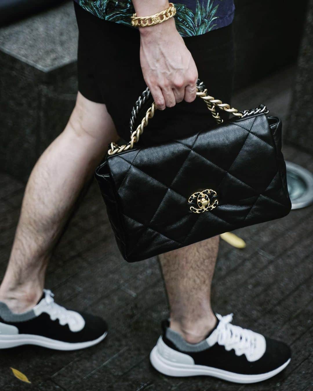 Christoffer Chengのインスタグラム：「Who else here is a @chanelofficial 19 bag fan? 😌」