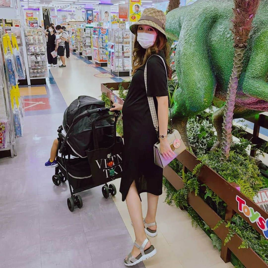 佐藤夏希さんのインスタグラム写真 - (佐藤夏希Instagram)「明日計画分娩のため入院します👶 早く会いたいのと楽しみなのとすばるんと離れるの寂しいのと、出産は怖いのと…いろんな気持ちが…😂(笑)  コロナの影響ですばるんの時とは全然違う妊婦生活でしたが、今日までたくさんの人の優しさに触れ本当に幸せな妊娠期間でした♡  私も頑張るけど一番大変なの👶だからね。一緒に頑張ろうね！👶💜  あとちょっとだけお腹の中を楽しんで♡ たくさんキックしていいからね～☺️❤️  おやすみなさい♡  #妊婦健診#健診#体重管理#マタニティコーデ #息子#息子ラブ #2歳#ママ#ママさんと繋がりたい #ママスタグラム#mama#mamastagram #mamanoko #ママリ#妊娠記録#マタニティライフ#マタニティ#二人目妊娠中#babyboy#boy#成長記録#幼児#計画分娩」10月5日 22時02分 - natsuki_sc7